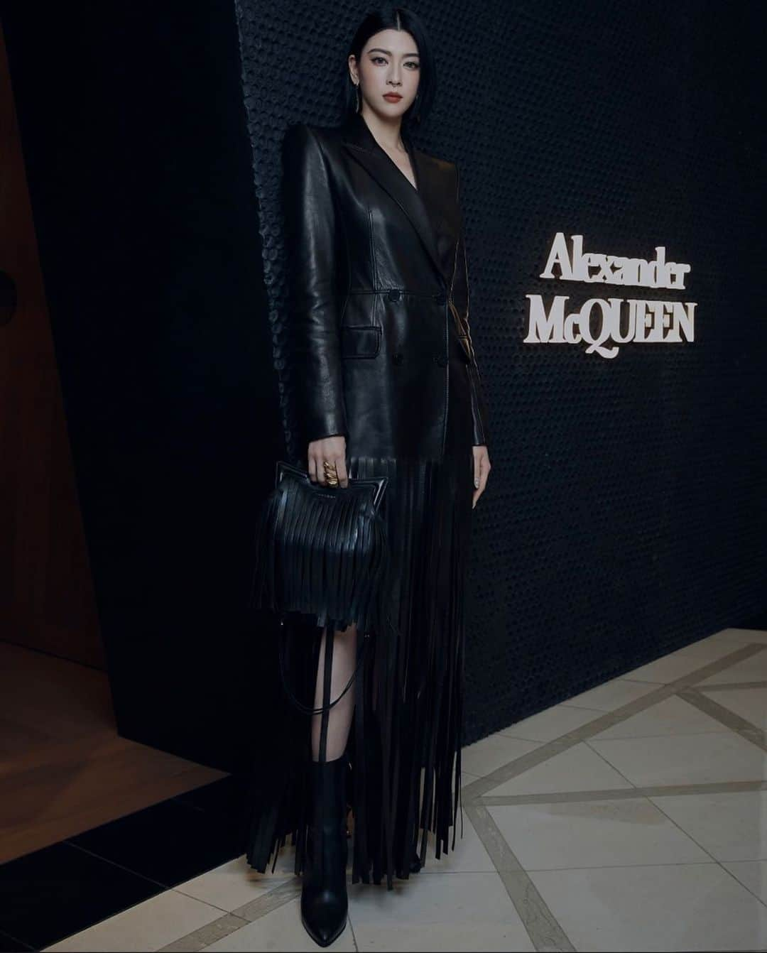 三吉彩花さんのインスタグラム写真 - (三吉彩花Instagram)「-Alexander McQUEEN-  ソウル・ギャラリア百貨店の アレキサンダー・マックイーンが リニューアルオープンということで お伺いさせていただきました！  リニューアルした店舗内では ポジャギというお祝いや贈り物をする際に使用される 伝統的な韓国の風呂敷を用いたラッピングを特別に ポジャギアーティストが披露するスペシャルなコンテンツも。  私も次回渡韓した際にチェックしたいと思います🥀  Galleria East ソウル特別市江南区狎鴎亭路407  @alexandermcqueen  #alexandermcqueen #McQueenPS24」11月3日 18時01分 - miyoshi.aa