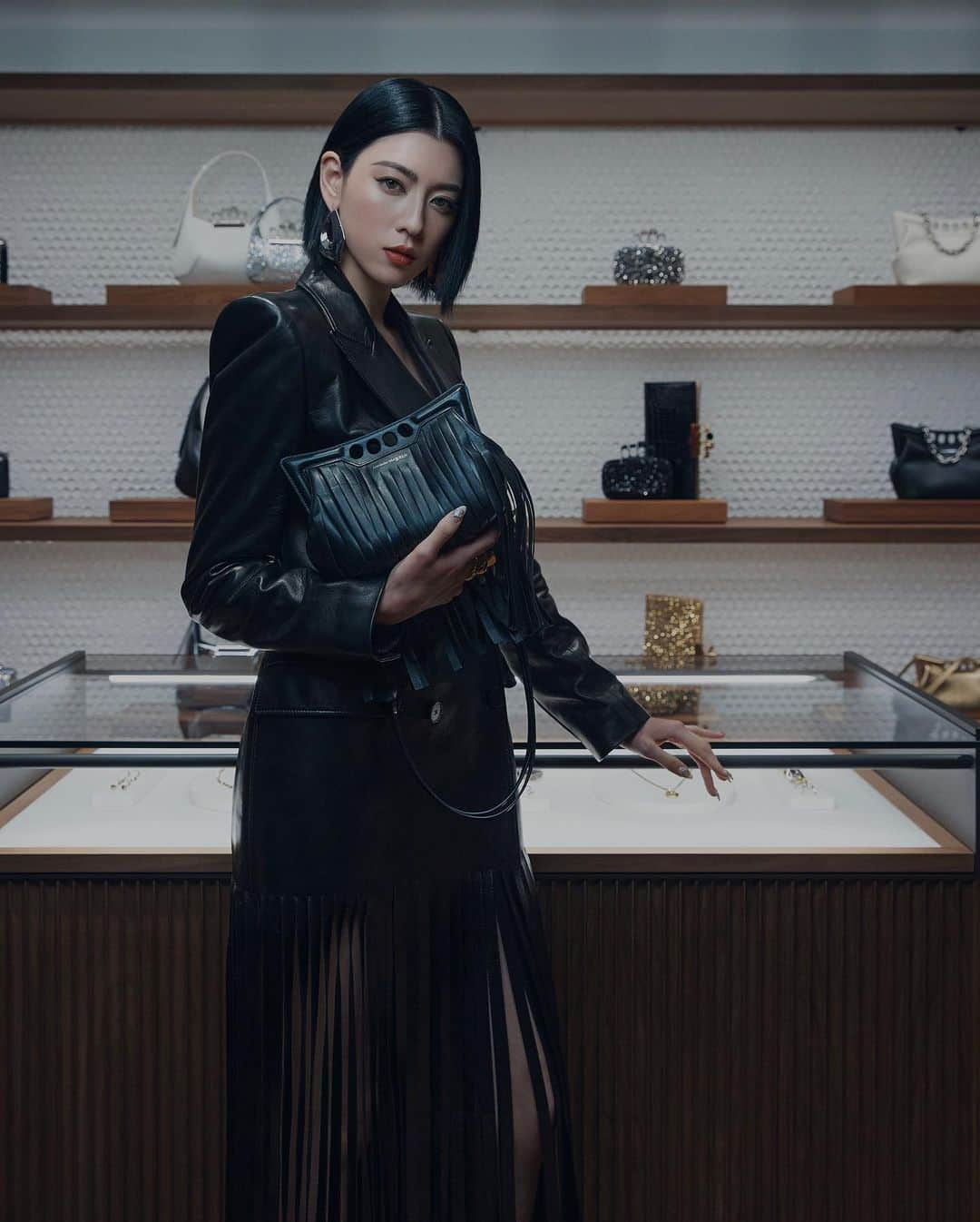 三吉彩花さんのインスタグラム写真 - (三吉彩花Instagram)「-Alexander McQUEEN-  ソウル・ギャラリア百貨店の アレキサンダー・マックイーンが リニューアルオープンということで お伺いさせていただきました！  リニューアルした店舗内では ポジャギというお祝いや贈り物をする際に使用される 伝統的な韓国の風呂敷を用いたラッピングを特別に ポジャギアーティストが披露するスペシャルなコンテンツも。  私も次回渡韓した際にチェックしたいと思います🥀  Galleria East ソウル特別市江南区狎鴎亭路407  @alexandermcqueen  #alexandermcqueen #McQueenPS24」11月3日 18時01分 - miyoshi.aa