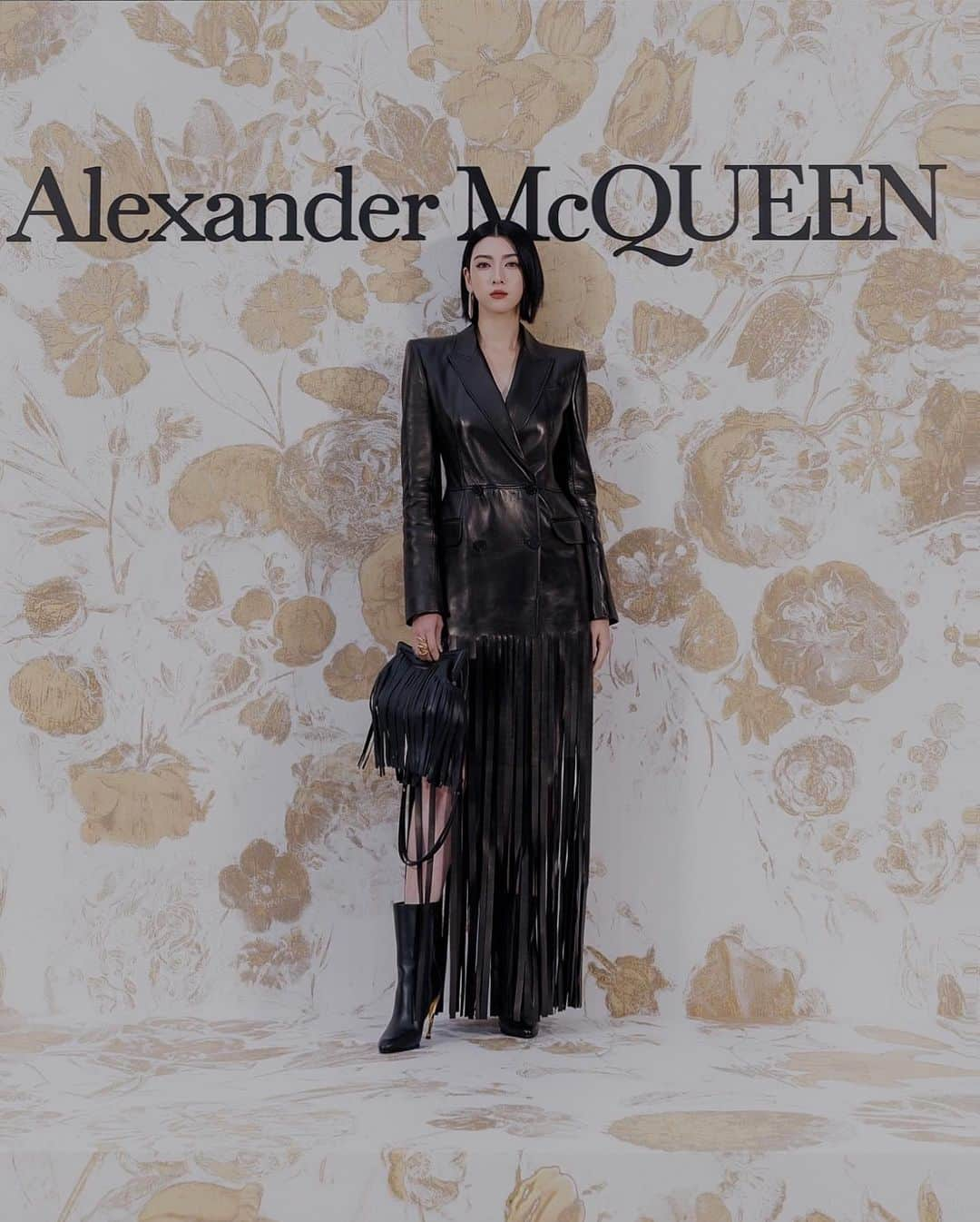 三吉彩花さんのインスタグラム写真 - (三吉彩花Instagram)「-Alexander McQUEEN-  ソウル・ギャラリア百貨店の アレキサンダー・マックイーンが リニューアルオープンということで お伺いさせていただきました！  リニューアルした店舗内では ポジャギというお祝いや贈り物をする際に使用される 伝統的な韓国の風呂敷を用いたラッピングを特別に ポジャギアーティストが披露するスペシャルなコンテンツも。  私も次回渡韓した際にチェックしたいと思います🥀  Galleria East ソウル特別市江南区狎鴎亭路407  @alexandermcqueen  #alexandermcqueen #McQueenPS24」11月3日 18時01分 - miyoshi.aa