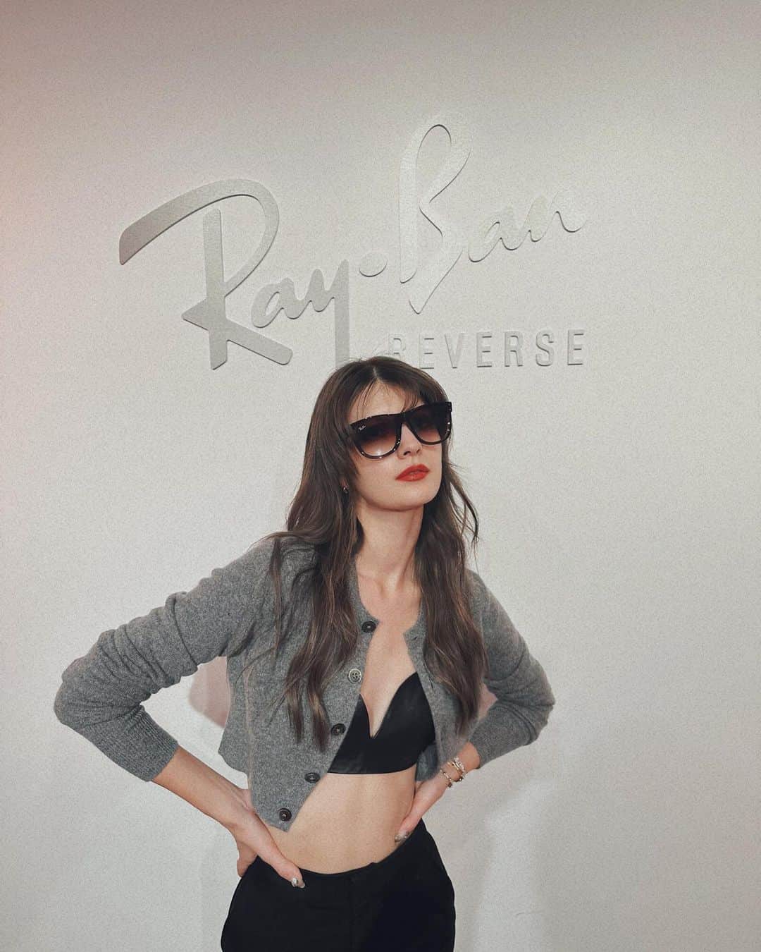 マギーのインスタグラム：「前例のない完全に反転したレンズ、 @rayban #raybanreverse   ものすごく難しい技術みたいです！ フィット感は変わらずに、印象は変わる。 アイウェアの革命が起きたみたい！」