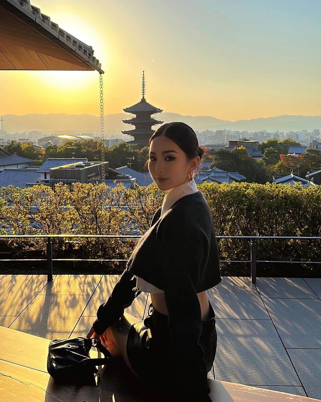 Abby Chenのインスタグラム：「為了這個絕佳機位訂了Park Hyatt，除了賞楓季太貴沒毛病🍂🍃」
