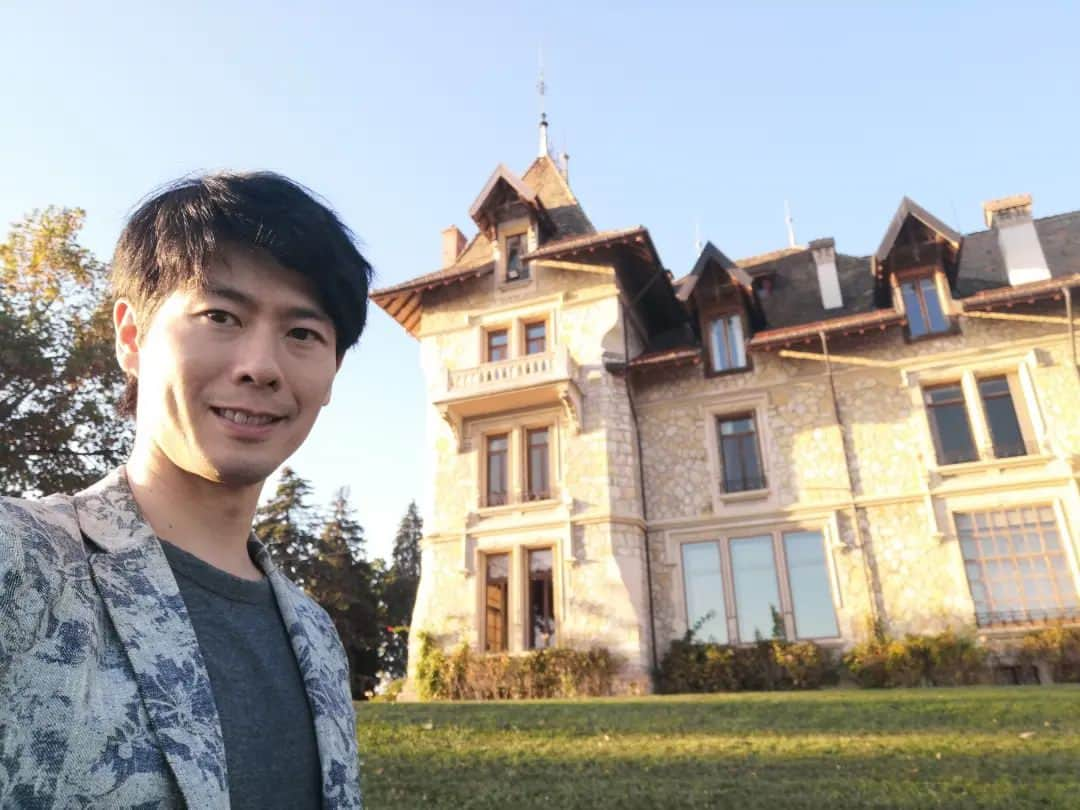 福間洸太朗さんのインスタグラム写真 - (福間洸太朗Instagram)「Souvenirs à Lausanne ② Ce fut un grand plaisir de visiter le Château Fallot et de jouer sur les instruments historiques sur lesquels les grands artistes ont joué comme S.Rachmaninov, A.Cortot, C.Haskil (sur le piano Becker de 1900), L.Vierne (sur l'orgue de 1912)!!  Il parait que le propriétaire du Château cherche un successeur qui achètera le château et les instruments et continuerait l'activité musicale dans ce lieu merveilleux.   Contactez M.Benoît Fallot (photo 5), si cela vous intéresse.   bfallot@hotmail.ch   It was a great pleasure to visit Château Fallot in Lausanne and to play on the precious instruments that great artists like Rachmaninoff, Cortot, Haskil, Vierne played on! Apparently the owner of the Castle is looking for a successor who could buy the castle and the instruments and would continue the musical activity in this wonderful place.  Contact Mr.Benoît Fallot (photo 5), if you are interested.  先日、ローザンヌ市外にあるシャトー・ファロを訪ねました。ここは、ラフマニノフ、コルトー、ハスキルなどのレジェンド達が、🎹練習に励みながら休暇を過ごした場所です。  彼らが弾いた1900年製Beckerほか、スタインウェイとパイプオルガンが置いてあり、それぞれ弾かせていただきました❢ (FC Membersページにラフマニノフが弾いたピアノでの演奏動画のリンクを貼りました。)  城主は城と楽器を購入し、この素晴らしい城で音楽活動を続けてくれる後継者を探しているそうです。ご興味がございましたら、ベノワ・ファロー氏（写真5）までお問い合わせください。 bfallot@hotmail.ch   #ChâteauFallot #Lausanne #Rachmaninoff #Rachmaninov #AlfredCortot #Cortot #ClaraHaskil #Haskil #Vierne #シャトーファロ　#ローザンヌ #ラフマニノフ #コルトー #ハスキル #ヴィエルヌ」11月3日 18時02分 - kotarofsky