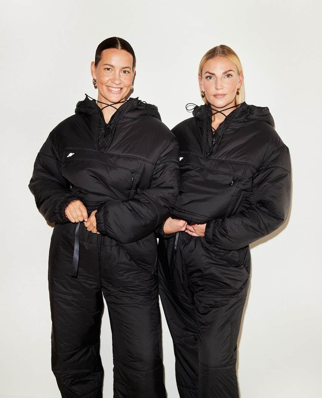 ELLE DKのインスタグラム：「Det populære, danske sportsmærke @planetnusa er nu klar med deres første kollektion af overtøj. En tilføjelse, der for stifterne Mille Skat (@milleskatmille) og Kristine Esmer (@kesmer) længe har været en drøm.⁠ ⁠ "Det føles som at få et stort kram, når du tager det på; puffy og blødt, perfekt til de kolde vinterdage," siger de to stiftere om kollektionen, der indeholder i alt 21 styles.⁠ ⁠ Se billederne, og læs mere om nyheden via link i bio. ⁠ ⁠ Foto: PR/Petra Kleis」