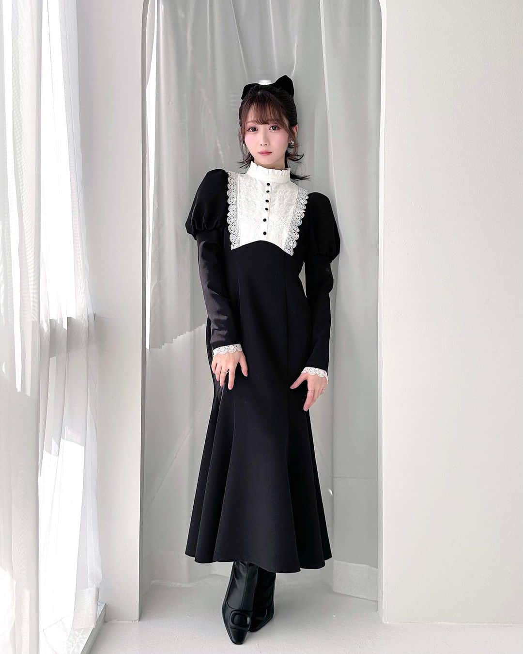 のインスタグラム：「どれがすき？💓  ☑︎メイド風で可愛らしく でもシルエットは大人めに…🐈‍⬛♡ ☑︎リボン風のオフショルとフリルで とことん甘く上品に…🎀   pop-up store 11/8 〜 web store 11/8 20:00〜☃️ #RoseMuse」