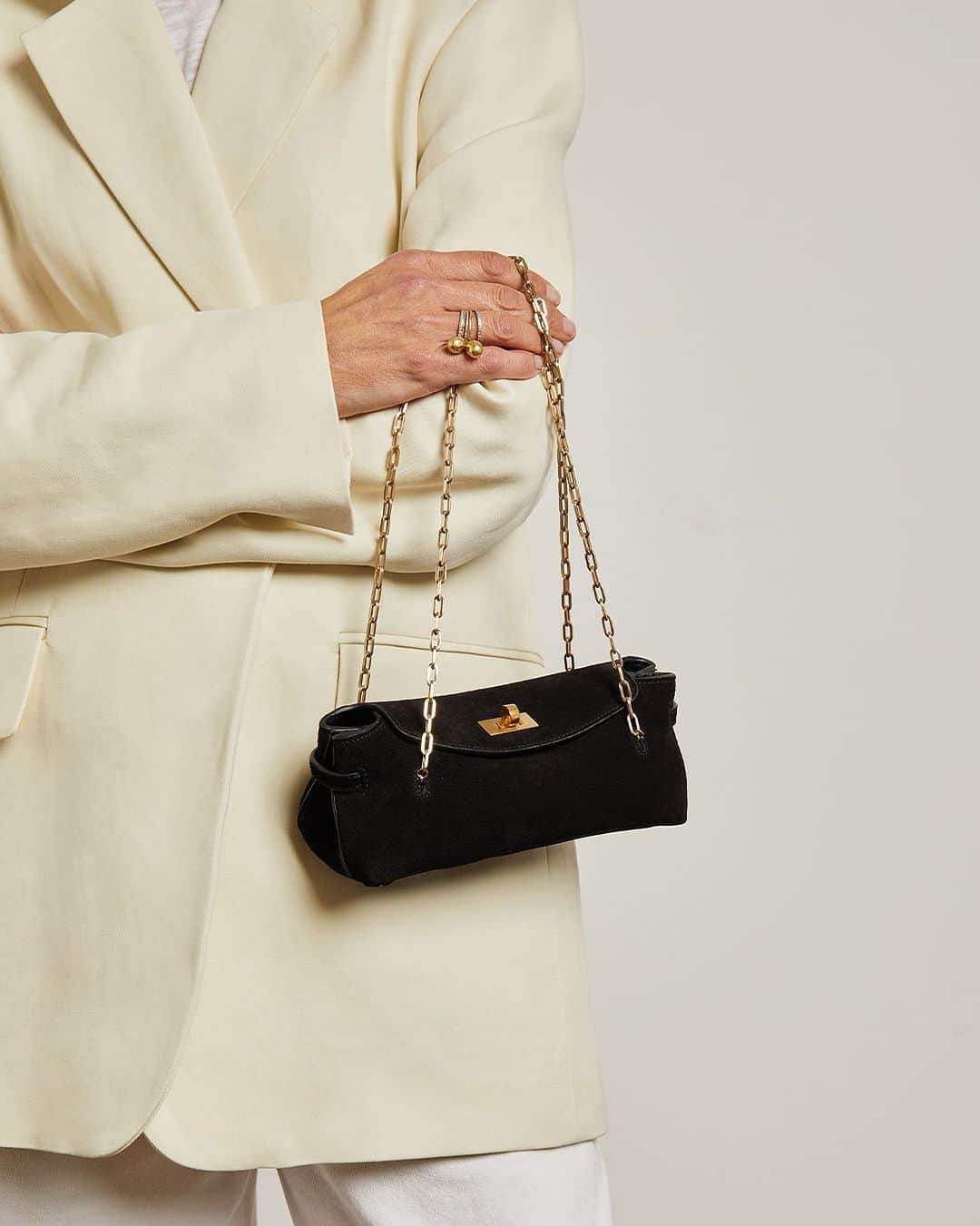 のインスタグラム：「Made from supple leather, with a polished gold-tone chain, the Waverley is the perfect piece to pair with a sleek after dark tuxedo, or for a daytime event. #AnyaHindmarch」