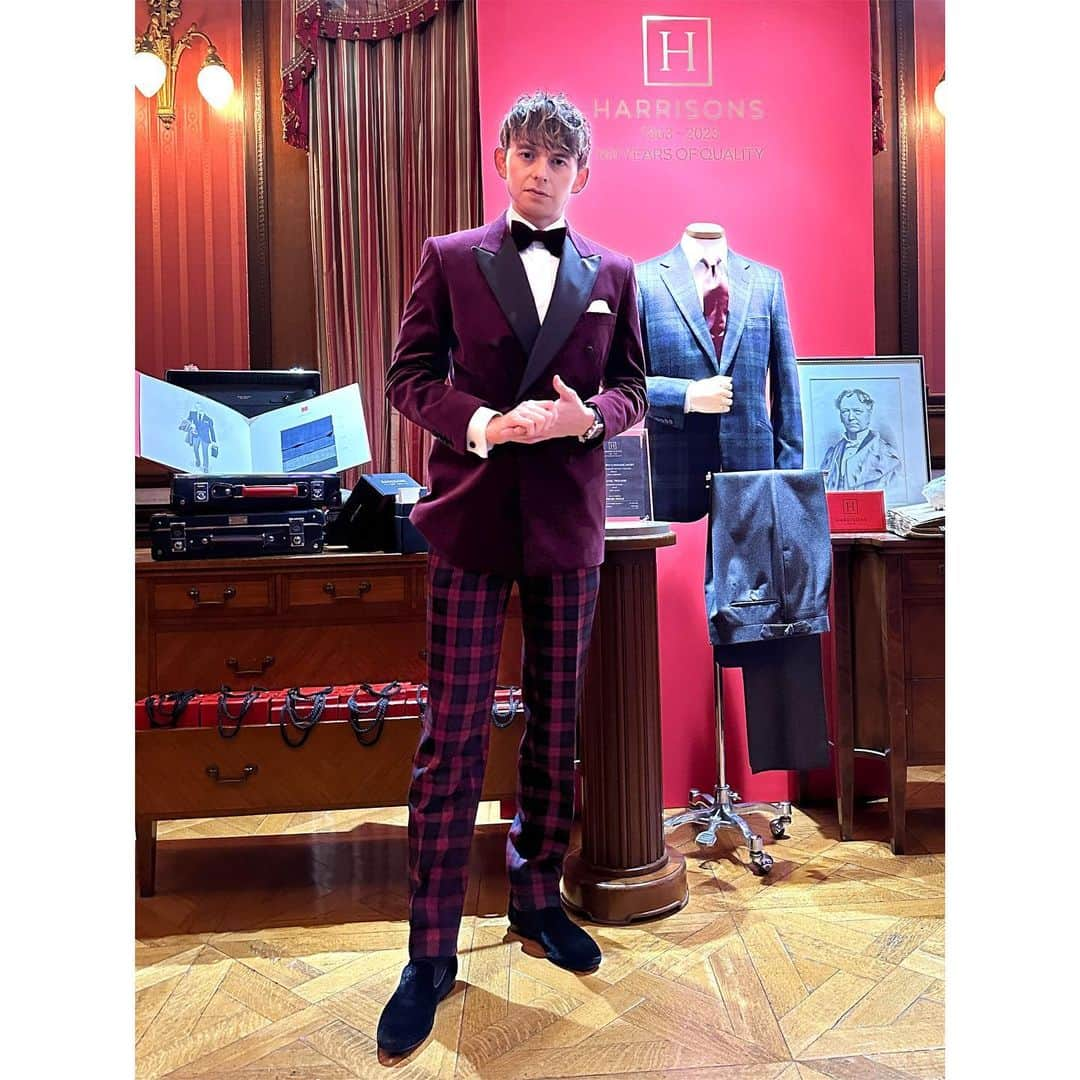 ハリー杉山のインスタグラム：「"BRITISH PREMIUM BRANDS NIGHT"  英国の最高級の服地を作り上げる　@harrisons1863 の160周年をお祝い🕺🏻  素晴らしい夜を最大限に楽しむ為に @henrypooleco でジャケットとパンツを作りました。  少しキングスマンからもインスパイアされたのわかりました？^_^  このワインレッドにチェックで合わせて、 もう攻め攻めです🤵  大先輩のガイ・ペリマンさんとトークショー出来たの嬉しかったです🥹 本当いつもスーパーハンサム🇬🇧  イベント終わったらウィンチェスター・カレッジの後輩のサイモンと懐かしのオーキッド・バーで一杯。  サイモンなんと仕事辞めて、日本で本格的にイギリスのソーセージを作ることを人生のライフワークにしようとしてます。  がんばれサイモン⭐️  Massive congrats to @harrisons1863 for 160 years of stunning history.  Made this superb jacket and trousers using Harrisons fabric, administered by  Henry Poole⚡️  oh and good luck to my good man Simon - he's trying to make proper British sausages in Japao. can't wait👍」