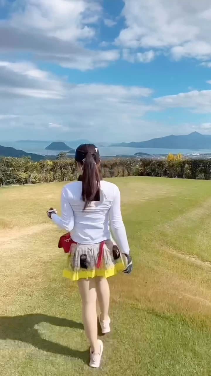 悠華のインスタグラム：「.  どこのゴルフ場かわかる人ー？ 九州のどこかです😊  ここからは虹ノ松原や唐津城が見えました🤗」