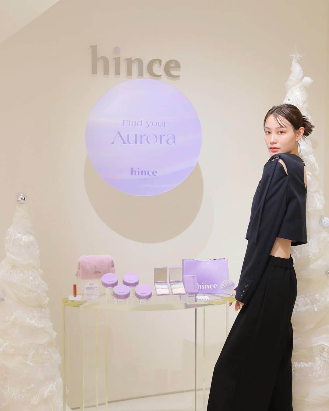 花山瑞貴さんのインスタグラム写真 - (花山瑞貴Instagram)「hinceから2023年ホリデーコフレ「Aurora Collection」が限定発売されるよ🪞 新作のハイライター、トゥルーディメンションレイヤリングハイライターが凄すぎる！ サテンとグリッターの2つのカラーがレイヤリングされてて立体感のあるオーロラのような艶肌になるよ🩵 人気ベースアイテムセカンドスキングロウクッションの限定パッケージも使ってみたけど良過ぎた~.  クリスマスシーズンだしキラキラメイクしたい🎄  11月1日(水)販売開始とともにhince AOYAMAのショップ店内もホリデームードになって超可愛いよ🌟 発売記念としてプレゼントキャンペーンも実施中みたいだから是非行ってみてね. @hince_official_jp   #PR #hince #hinceAOYAMA #ヒンスホリデーコレクション」11月3日 18時13分 - mi_smile25