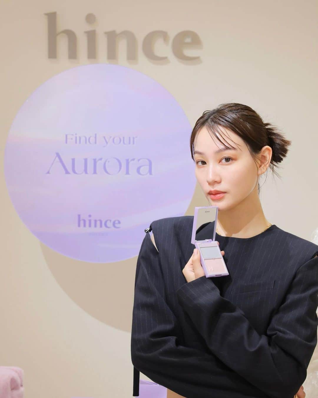 花山瑞貴のインスタグラム：「hinceから2023年ホリデーコフレ「Aurora Collection」が限定発売されるよ🪞 新作のハイライター、トゥルーディメンションレイヤリングハイライターが凄すぎる！ サテンとグリッターの2つのカラーがレイヤリングされてて立体感のあるオーロラのような艶肌になるよ🩵 人気ベースアイテムセカンドスキングロウクッションの限定パッケージも使ってみたけど良過ぎた~.  クリスマスシーズンだしキラキラメイクしたい🎄  11月1日(水)販売開始とともにhince AOYAMAのショップ店内もホリデームードになって超可愛いよ🌟 発売記念としてプレゼントキャンペーンも実施中みたいだから是非行ってみてね. @hince_official_jp   #PR #hince #hinceAOYAMA #ヒンスホリデーコレクション」