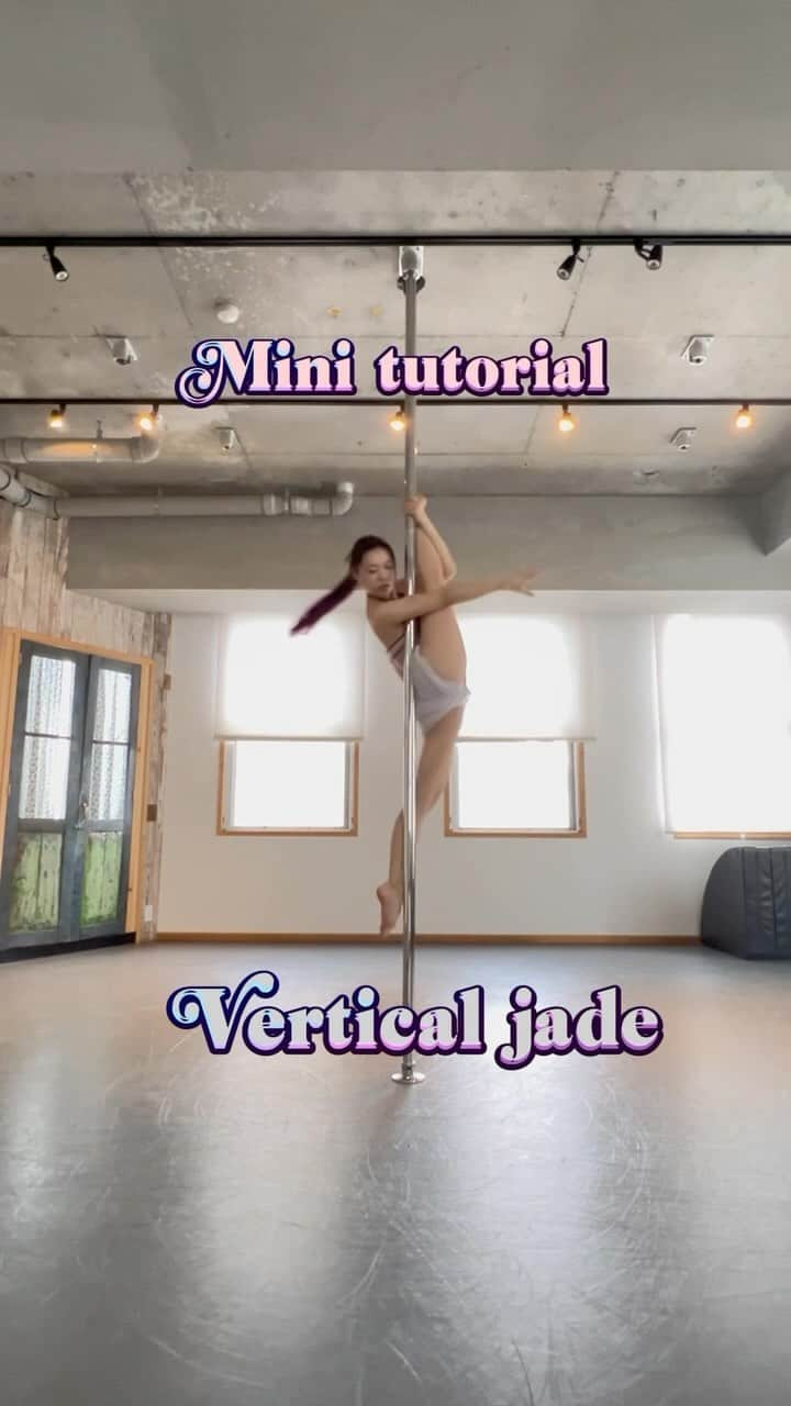 坂井絢香のインスタグラム：「Mini tutorial🏹  #pdvarticaljade  早く作れるオススメトリック😃🎶  挑戦したよー！出来たよー！ のタグ付け待ってます🫡💕　  Wearing @hot_han_official   #poledance #pdtricks #pdtutorial  #spinningpole」