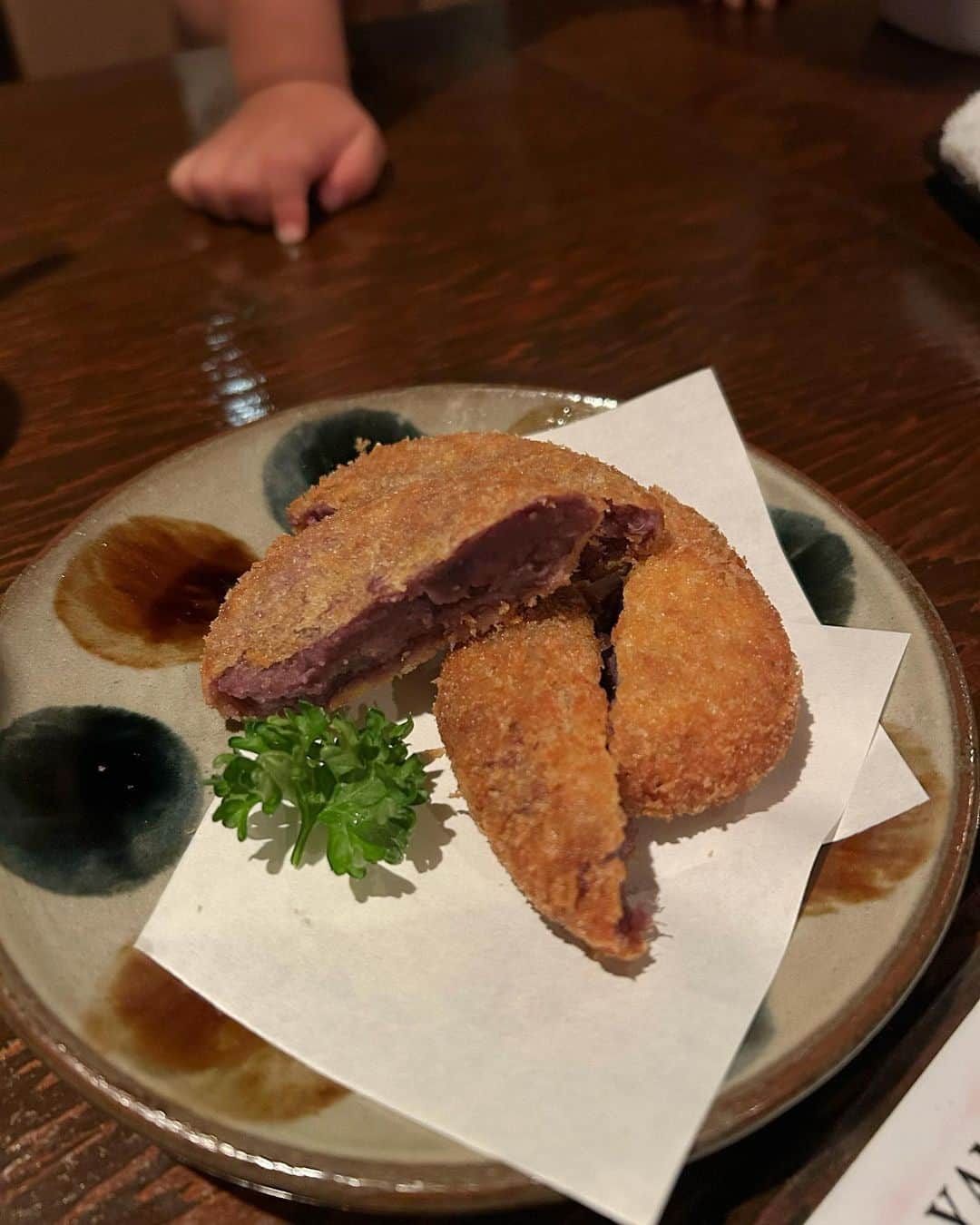 阪本智子さんのインスタグラム写真 - (阪本智子Instagram)「🍽♡  沖縄来たよー😆！  ランチは#ポーたま のおにぎり🍙 安定の美味しさだった♪  船では沖縄での船釣りに毎回持って行く梅味の塩せんべい🍘  夜ご飯は沖縄料理をちょこちょこ食べられて嬉しかったな😍  #沖縄 #okinawa #沖縄グルメ #スパムおにぎり #阪本智子」11月3日 18時13分 - tomoko_sakamoto423