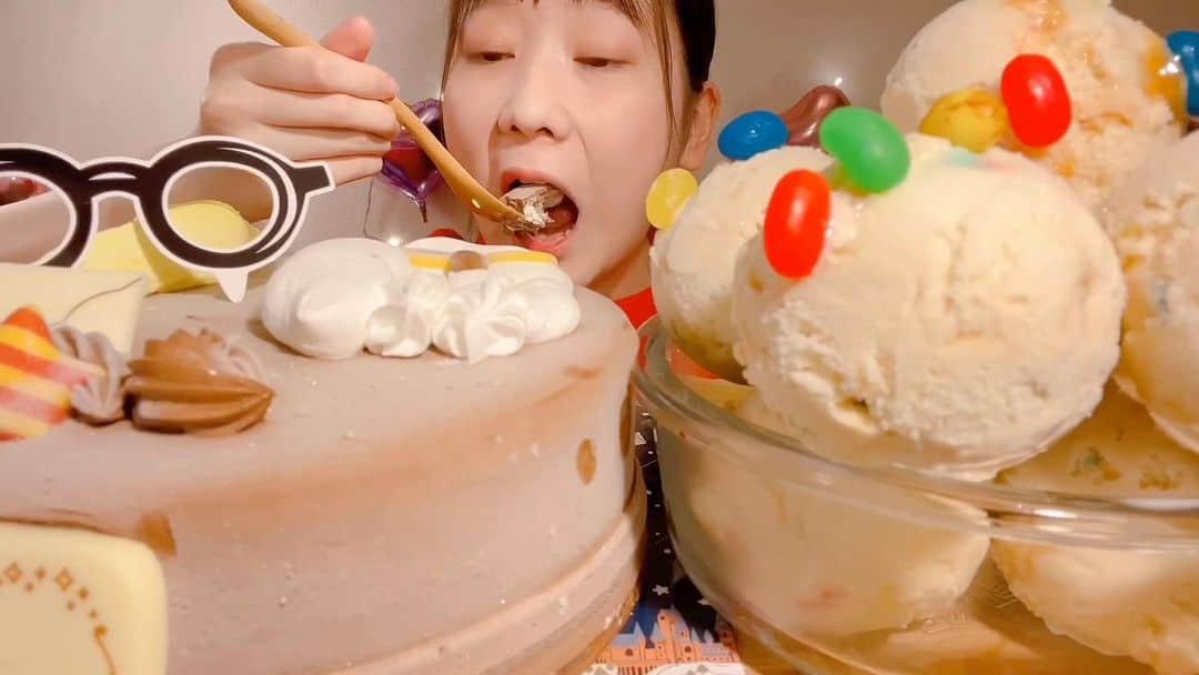 のインスタグラム：「ハリーポッターアイスクリームケーキ🎂Harry Potter Ice Cream Cake🎂 #asmr #asmreating #eating #mukbang」
