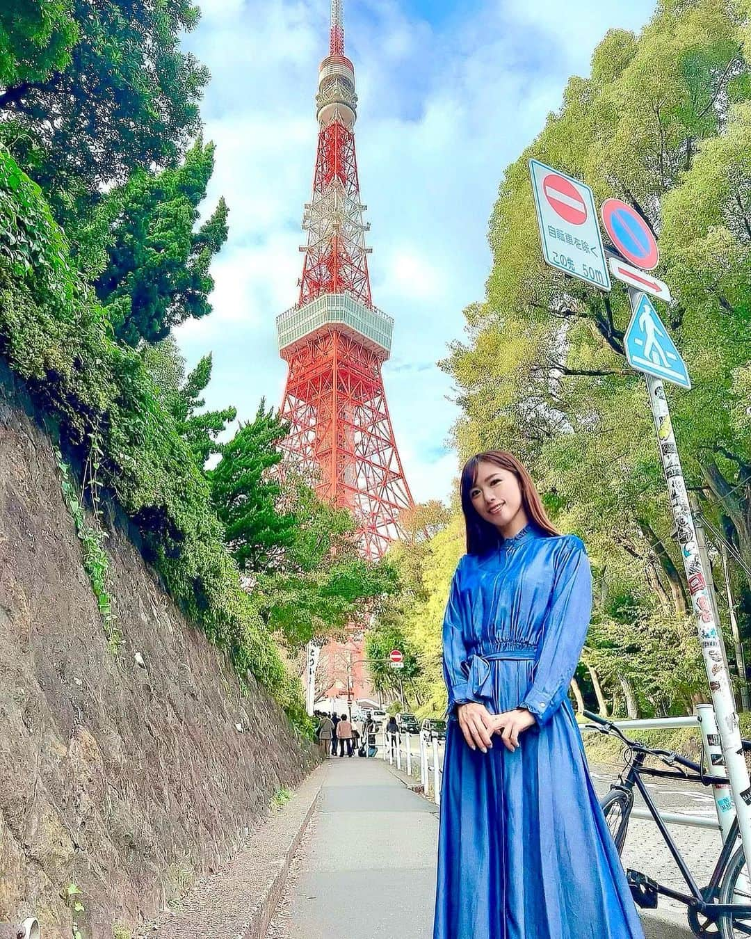 ひかりのインスタグラム：「東京タワー🗼久しぶりに行ってきた🥰高い所好き🫶 可愛いワンピースgetしたからさっそくきてみたよ🫶 デニム風生地の袖ありワンピースが珍しくてお気に入り🥰 @myshawty_official   #ワンピース#マイシャウティー#東京タワー#ドレス」