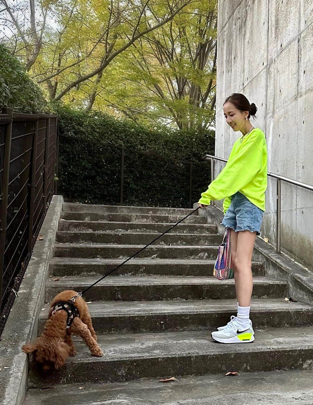 石田 祥子さんのインスタグラム写真 - (石田 祥子Instagram)「🩷💙💚🐶  絶対に 車に轢かれない 散歩コーデ . 明日は学校だし 明後日は英検だし . 連休いいなー . . スウェット @nishikaigankouhoku  ショーツ @hm ソックス @muji_global  スニーカー @nike  . . ━━━━━━━━━━━━━━━━  #40代ファッション #40代カジュアル #スウェットコーデ #高校生ママ #高身長コーデ #166cm #44歳」11月3日 18時10分 - shoko_ishida