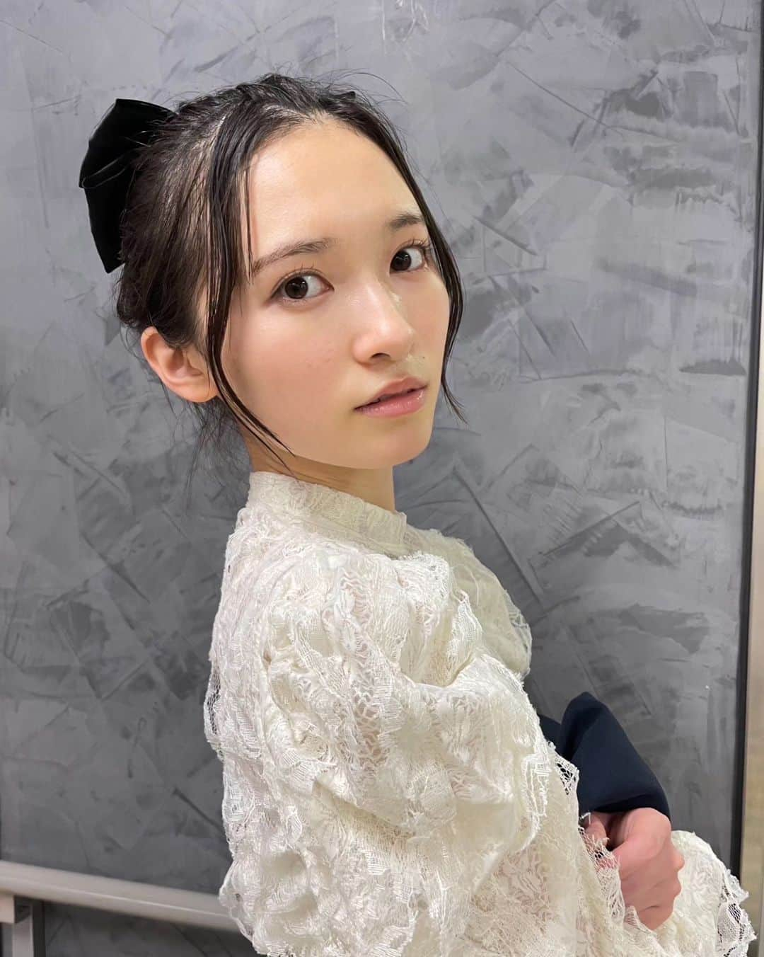 桧山ありすさんのインスタグラム写真 - (桧山ありすInstagram)「以前リクエストで頂いたヘアアレンジをしてみました♡  前髪なしお団子はとっても久しぶりなんです🙌🏻　 バレエ習っていた頃を思い出します😌 顔まわりがスッキリ見えるし新鮮だからまたやりたいなー！  リクエストありがとうございました！またヘアアレリクエスト待ってます🫶🏻  #桧山ありす #alice #jk #jk1 #fjk #07 #16歳 #高校生 #ヘアアレンジ #お団子ヘア」11月3日 18時11分 - alice.hiyama