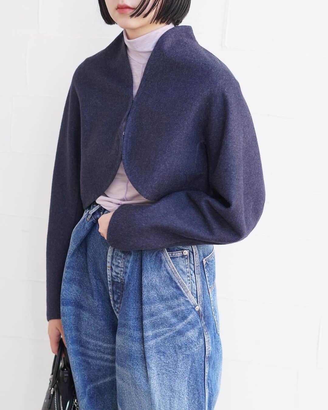 【ANN DE ARKのインスタグラム：「Mame Kurogouchi  Silk Cashmere Reversible Sewing Bolero Jacket ￥165,000（tax in）  上質なシルクとカシミヤで仕立てたボレロ。 ブランドらしい曲線が特徴のシルエットです。  詳しくはオフィシャルサイト【ARKnets】にて。 ■商品や通信販売に関しまして ご不明な点がございましたらお気軽にお問い合わせください。 ———————————— オフィシャルサイトの在庫と店頭在庫は共有しております。 商品に関しましては、お気軽にコメントや店舗までお問い合わせください。 ⬇︎⬇︎⬇︎ @ann_de_ark  @arknets_official ⁡ #fashion #栃木 #宇都宮 #ショップ #セレクトショップ　#arknets #anndeark #mamekurogouchi #inscrire #pippichic #maisonmargiela  -———————————」