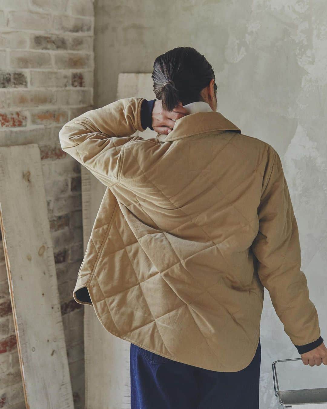 ヒューマンウーマンのインスタグラム：「【NATIC 2023FALL＆WINTER】 Do it your self ! 心のままに作りたいものを作る。 好きな色に塗りつぶし、夢中になってDIYを楽しむ充実した1日。  Paint the Wood ひとつひとつ丁寧に。 塗って、乾かす。細かい作業もじっくりと。  リバーシブルにも着られるキルティングブルゾン。ゆったりしたシルエットで動きやすさも抜群。インにはショート丈カーディガンとワイドデニムを合わせたベーシックなカジュアルスタイリング。  #humanwoman #ヒューマンウーマン #natic #パンツコーデ #デニムコーデ #キルティング #ブルゾン #マリンコーデ #フレンチカジュアル」
