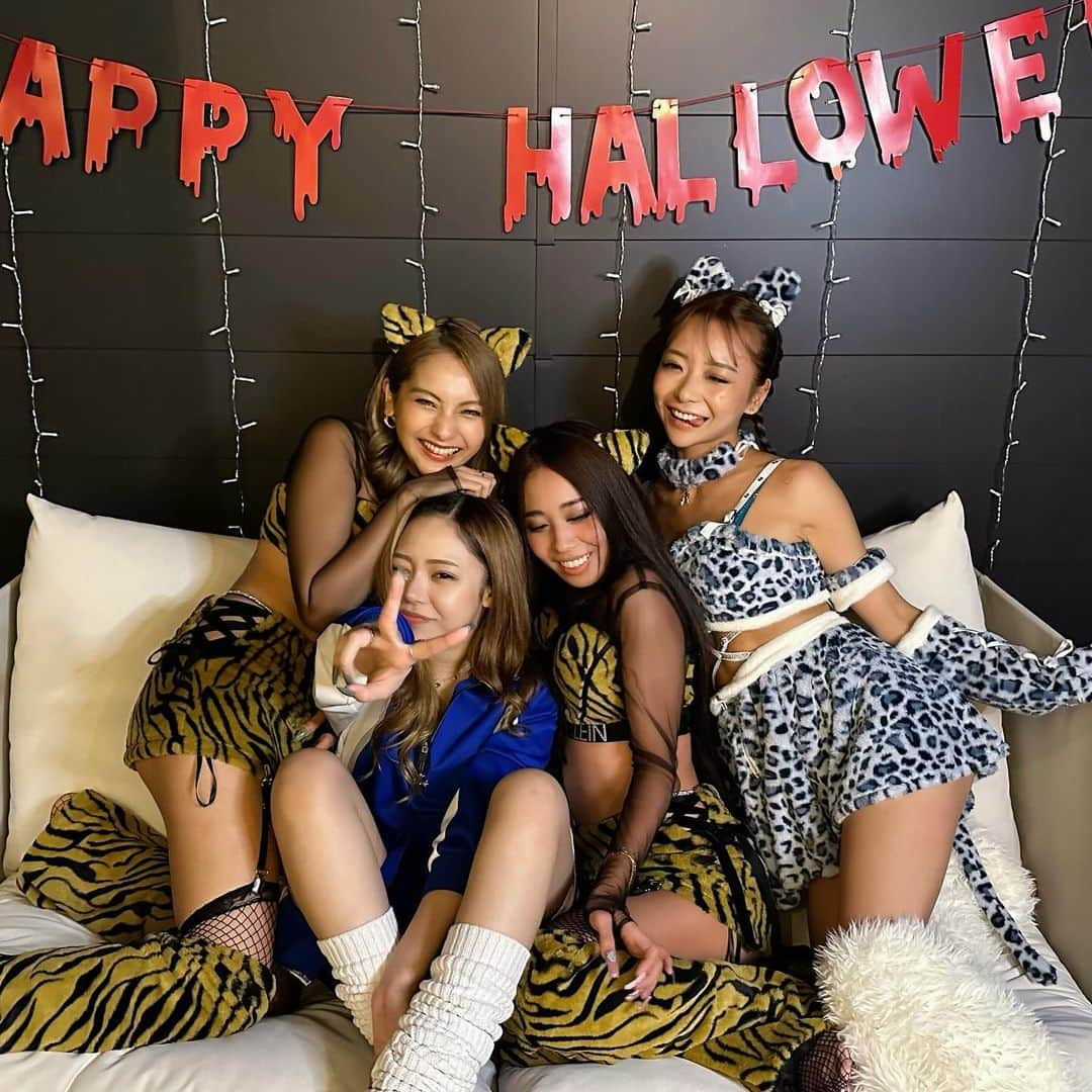 ゆきぽよさんのインスタグラム写真 - (ゆきぽよInstagram)「ℋ𝒶𝓅𝓅𝓎𝕙𝕒𝕝𝕝𝕠𝕨𝕖𝕖𝕟‪🎃  今年はお家でガールズナイト💅💄👠 みんなでゆきプロデュースのコスプレ着たよ🥰  すたむは「ゆきぽよちゃんの高校時代をやりたい！！」って ごねてたのでJK時代リアルに使ってた ジャージとルーズソックスを与えました💚  やったんは80枚中40枚は半目でした。それもかわいい。 (半目を載せる許可もらってるよーん)」11月3日 18時14分 - poyo_ngy