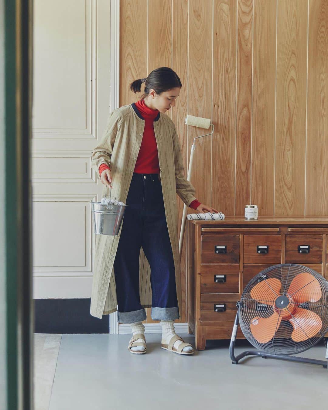 ヒューマンウーマンのインスタグラム：「【NATIC 2023 FALL＆WINTER】 Do it your self ! 心のままに作りたいものを作る。 好きな色に塗りつぶし、夢中になってDIYを楽しむ充実した1日。  Cover the Details 細かい所は小さなローラーを使って。 じっくり、ゆったりと。ペンキ塗り。  ストライプの入った細コーデュロイのワンピースを羽織りにしたスタイリング。足元はソックスとサンダルでカジュアルダウンして。シアー感のあるインナーを合わせて少しだけきれいめな印象に。  #humanwoman #ヒューマンウーマン #natic #デニムコーデ #マリンスタイル #フレンチカジュアル #マリンコーデ #パンツコーデ」