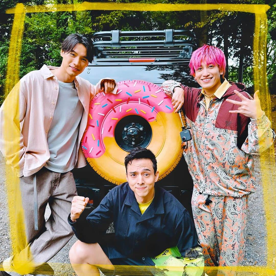 満島真之介さんのインスタグラム写真 - (満島真之介Instagram)「🟡日本テレビ【#メシドラ】🟡 毎週土曜おひる11:55〜放送！  ⚫︎守谷市編 10月28日放送⚫︎ ゲスト：#福士蒼汰  ⚫︎大洗町編11月4日放送⚫︎ ゲスト：#磯村勇斗  毎回最高に素敵なゲストが来てくれて、 笑顔弾ける幸せ溢れる番組になっています！  俳優は出演する映画やドラマのこと以外で、 自分のことを素直に語れる番組が少ないのです。 だからこそ、ゲストの方たちがこの番組で思う存分、 自分自身の事を語ってくれる時間を何よりも大切にしたい。 これからもよろしくお願いしますね。  いつも隣でたくさん笑わせてくれるかねちー🦄と、 蒼汰&いそむーに感謝×100！  撮影にご協力してくださったお店の方々、地域の方々、 本当にありがとうございました！  ※放送のない地域の方々へ※ TVerで見逃し配信中です！ Huluなら今までの放送分全て見れます！ これからもお楽しみに✨  #EXIT #兼近大樹 #満島真之介  +･.･+･.･+･.･+･.･+･.･+･.･+･.･+ ･.･+ Wear: @adidasy3  Styling: @shinya_bebe_watanabe +･.･+･.･+･.･+･.･+･.･+･.･+･.･+ ･.･+」11月3日 18時17分 - mitsushimax