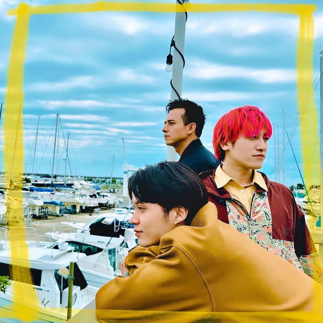 満島真之介さんのインスタグラム写真 - (満島真之介Instagram)「🟡日本テレビ【#メシドラ】🟡 毎週土曜おひる11:55〜放送！  ⚫︎守谷市編 10月28日放送⚫︎ ゲスト：#福士蒼汰  ⚫︎大洗町編11月4日放送⚫︎ ゲスト：#磯村勇斗  毎回最高に素敵なゲストが来てくれて、 笑顔弾ける幸せ溢れる番組になっています！  俳優は出演する映画やドラマのこと以外で、 自分のことを素直に語れる番組が少ないのです。 だからこそ、ゲストの方たちがこの番組で思う存分、 自分自身の事を語ってくれる時間を何よりも大切にしたい。 これからもよろしくお願いしますね。  いつも隣でたくさん笑わせてくれるかねちー🦄と、 蒼汰&いそむーに感謝×100！  撮影にご協力してくださったお店の方々、地域の方々、 本当にありがとうございました！  ※放送のない地域の方々へ※ TVerで見逃し配信中です！ Huluなら今までの放送分全て見れます！ これからもお楽しみに✨  #EXIT #兼近大樹 #満島真之介  +･.･+･.･+･.･+･.･+･.･+･.･+･.･+ ･.･+ Wear: @adidasy3  Styling: @shinya_bebe_watanabe +･.･+･.･+･.･+･.･+･.･+･.･+･.･+ ･.･+」11月3日 18時17分 - mitsushimax
