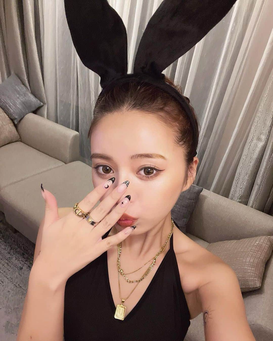 のインスタグラム：「#selfie 🐰🖤 Halloween📸ひとまずこれでラスト🖤 初めてHalloweenネイルしたので ネイル見せたいですﾎﾟｰｽﾞしてます🫱🏻" @lapis_haruka ちゃん、ありがとう🦇🌙🖤🖤 シンプルだけど遊び心あるネイルが とっても可愛くてお気に入り🥰@lapis_eyelash_nail 🖤  #nail #ネイル #うかのネイル」