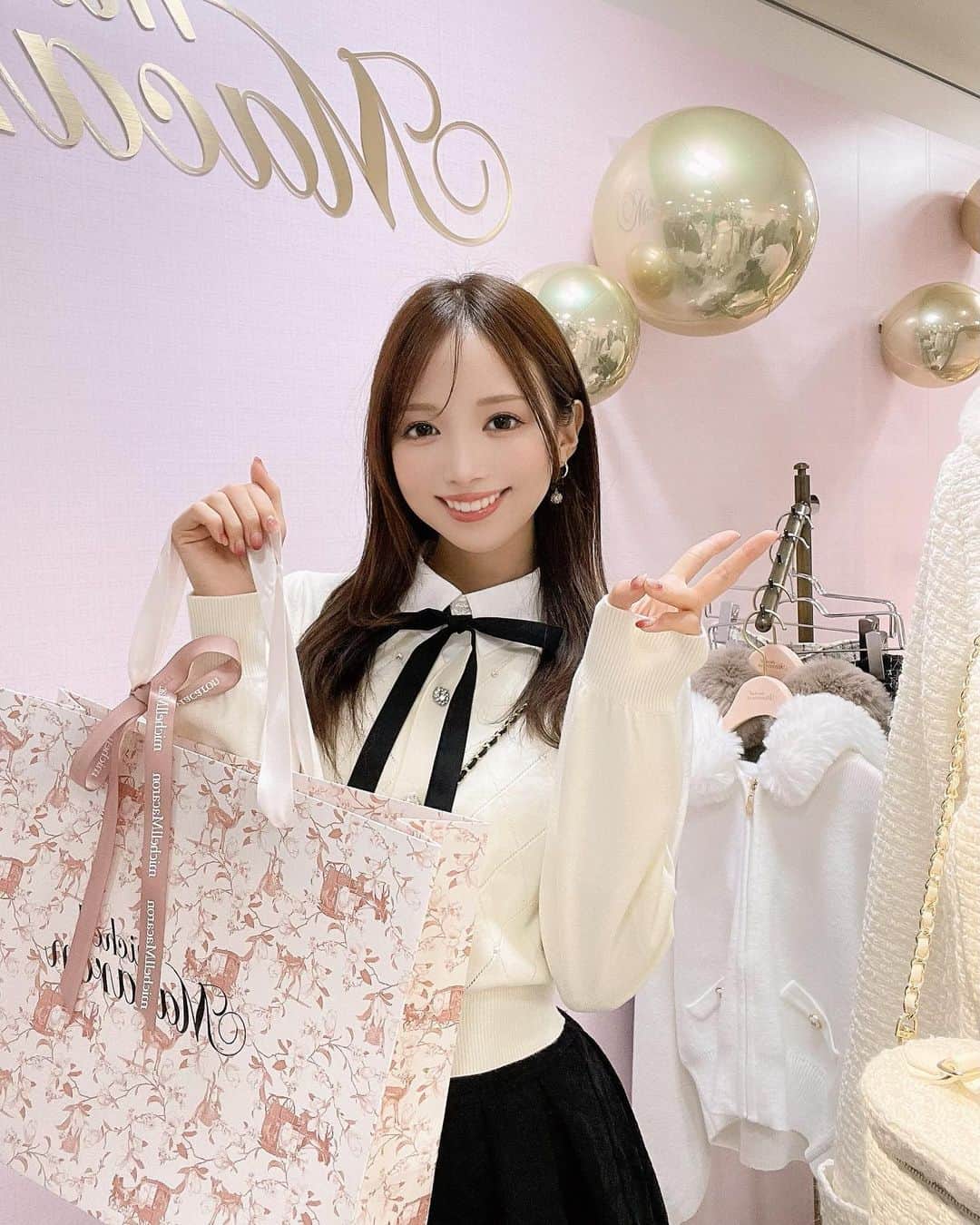 八鍬里美のインスタグラム：「POPUP1日目、３日目にお店に行ってきました〜！ OPENから行列だったみたいで待ち時間ができちゃってごめんなさい😣🙏 平日も予想以上にたくさんの女の子に来てもらえて嬉しかったなあ😭💕  実際のお洋服を手に取って見てもらえる機会ができてとても嬉しい🥹本当に感謝です🥲  私が手に持ってるのはPOPUPのためにつくったショッパーです！ ロイヤルフルール柄がかわいい😍  ５日までPOPUPどうぞよろしくお願いします😆🙏  #POPUP#ポップアップ#美脚スカート#新宿伊勢丹#ミシェルマカロン#michellmacaron」