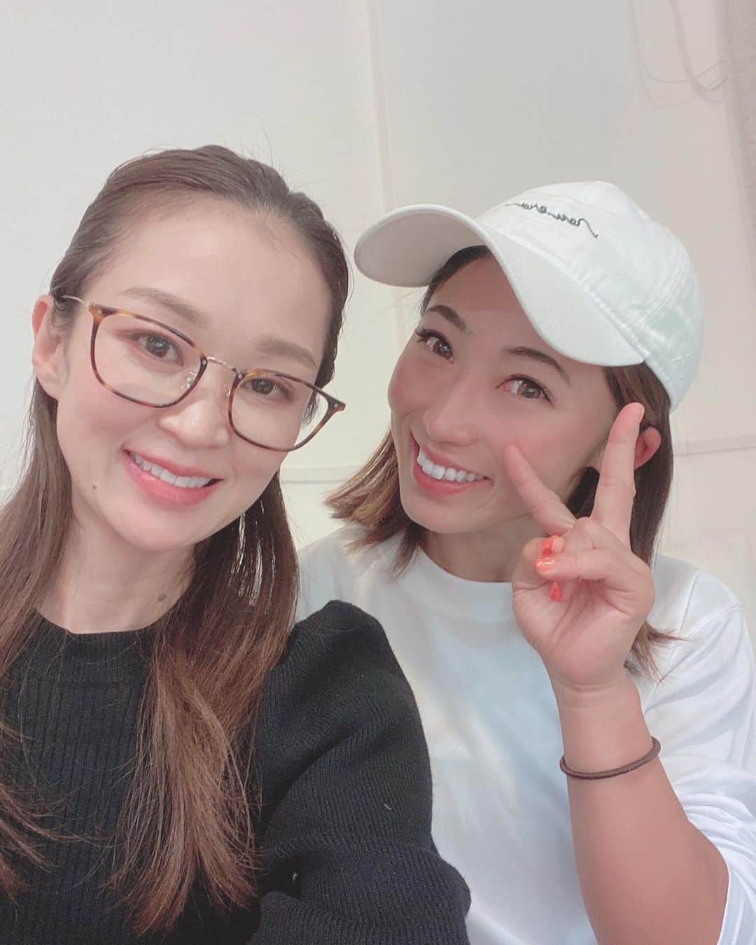 TOMOMIさんのインスタグラム写真 - (TOMOMIInstagram)「For the @everesttrailrace ⛰️ Nepal🇳🇵I'm heading to Kathmandu✈️✨  Nov 12 (Mon) - 17 (Fri) 6stage ⛰️ Of course, there is no bath in the field (tent overnight) for a week☀️ In an environment where you can't easily experience in your life of running while bringing various toilet paper and sleeping bags🎒！  It's a luxurious tournament where you can enjoy 170 km of Everest🥰⛰️🏃‍♀️✨  I can't put on makeup for a week, so I'm not hard to see YouTube, so I had professionals from all walks of life strengthen my female power👧❤️  Japanese people also participated in this race for the first time🇯🇵!  So I'm excited because I can't imagine it at all, but I want to enjoy it with all my strength🙋‍♀️✨  SEIZE YOUR DREAM  I will aim for the best in the world with the world's highest mountain✊🔥🔥🔥  －－－－－－－－－－－－－－－－－－－－－－－－－ #エベレスト170kmマラソン に向けて⛰️ @everesttrailrace   ネパール🇳🇵カトマンズへ向かってます✈️✨  11/12(月)〜17日(金) 6stage ⛰️ 1週間野宿(テント泊)でもちろんお風呂は無くて トイレットペーパーも寝袋も色々持参しながら走るという人生でなかなか経験出来ない環境で エベレストを170kmも楽しめちゃうという贅沢な大会です🥰⛰️🏃‍♀️✨  1週間化粧とか出来ないのでスッピンだからYouTubeお見苦しくないよーに各界隈のプロに女子力強化してもらいました👧❤️  今回のレースも日本人は初出場🇯🇵！ って事で全くイメージできなくてドキドキですが全力で楽しみたいと思います🙋‍♀️✨  SEIZE YOUR DREAM #有言実行  世界最高峰の山で世界一目指します✊🔥🔥🔥  どうやら世界各国からクレイジーレースに出てる強者たちが集まるらしく🤪💦  結構ドキドキしているので 是非コメント欄でみなさんの応援パワー📣をください🥹❤️❤️❤️  全力で駆け抜けます！！！！！！  @merrelltestlab @merrell  global athlete🏃‍♀️  Special thanks🤝✨ 【#pointpay 】 超お得なポイントサイト🎉 このサイトを使えば 🉐尾藤朋美の応援グッズ10%オフで買えちゃいます！✨ @pointpay.official   【#SPOT 🛰️ #Globalstar 】 私たちの安全を確保してくれる衛星端末！✨ エベレストや電波がない世界でもこの子がいれば安心です☺️💕🌏✨ @spot_llc  【#オレは摂取す】 5年前からひたすら愛用している 最高のエネルギー&リカバリージェル🍎🐟 @orehasesshusu   【#ファイテン】 最強の爆速リカバリー出来ちゃうアイテム充実❤️✨ @phiten_official   スキンケアは #アクアゴールドシリーズ ✨ 砂漠で浴びまくる紫外線も乗り切ります🥹🏜️！ @aquagold_official  【#GLOBALWi-Fi 】 海外行くなら安心安定のレンタルWi-Fi🥹✨ めちゃめちゃ助けられております！✨ @globalwifi_official  #Nepal #Everest #athlete #running #marathon #trail #trailrunning #mountain #japan #runner  #エベレスト #ネパール #ウルトラトレイル #尾藤朋美  #日本代表 #アスリート #ランナー #トレイルランナー #マラソン #トレイルランニング」11月3日 18時19分 - tomomi_fitness