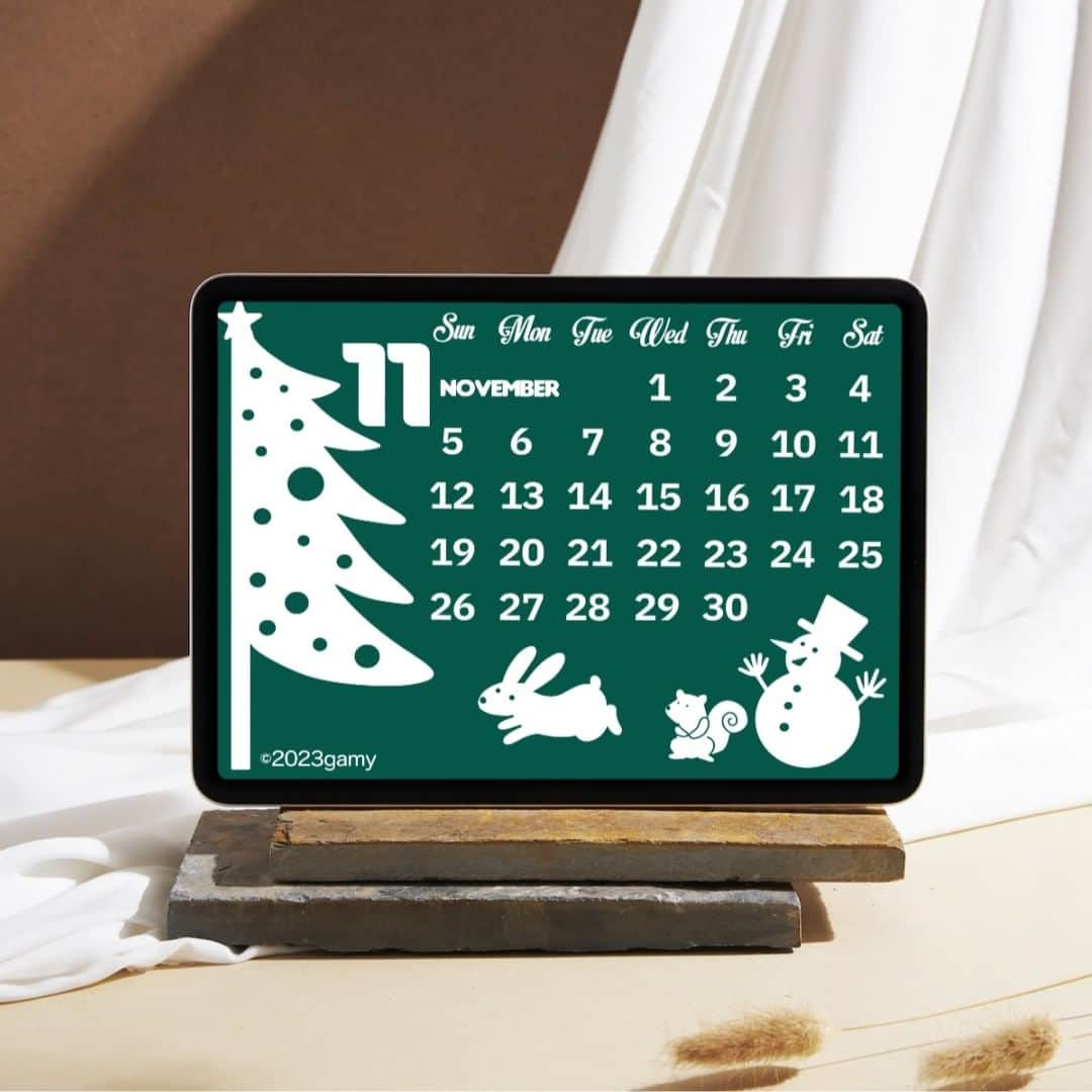 minneさんのインスタグラム写真 - (minneInstagram)「冬の訪れを感じるiPad用の11月カレンダー  冬の訪れを感じるクリスマスカラーの配色に、可愛いイラストが描かれているiPad用の11月カレンダー。 赤の壁紙はトナカイ、緑の壁紙はウサギとリスとスノーマンの2パターンセットです。  毎日見るiPadだからこそ、お気に入りの画像を壁紙にしてみませんか？  ▶️詳細は @minne_official のプロフィールリンクから  ＊ーーーーー  🏠gamy2さん（ bon.ten ） 「動物と絵を書くのが大好きで、ポストカードをメインに制作しております。」 https://minne.com/gamy2  ＊ーーーーー  🔍iPad 壁紙カレンダー 11月 https://minne.com/items/38021963  #ipad #iPad用壁紙カレンダー #クリスマスイラスト #カレンダー #壁紙カレンダー #2023壁紙カレンダー #11月 #11月カレンダー」11月3日 18時30分 - minne_official