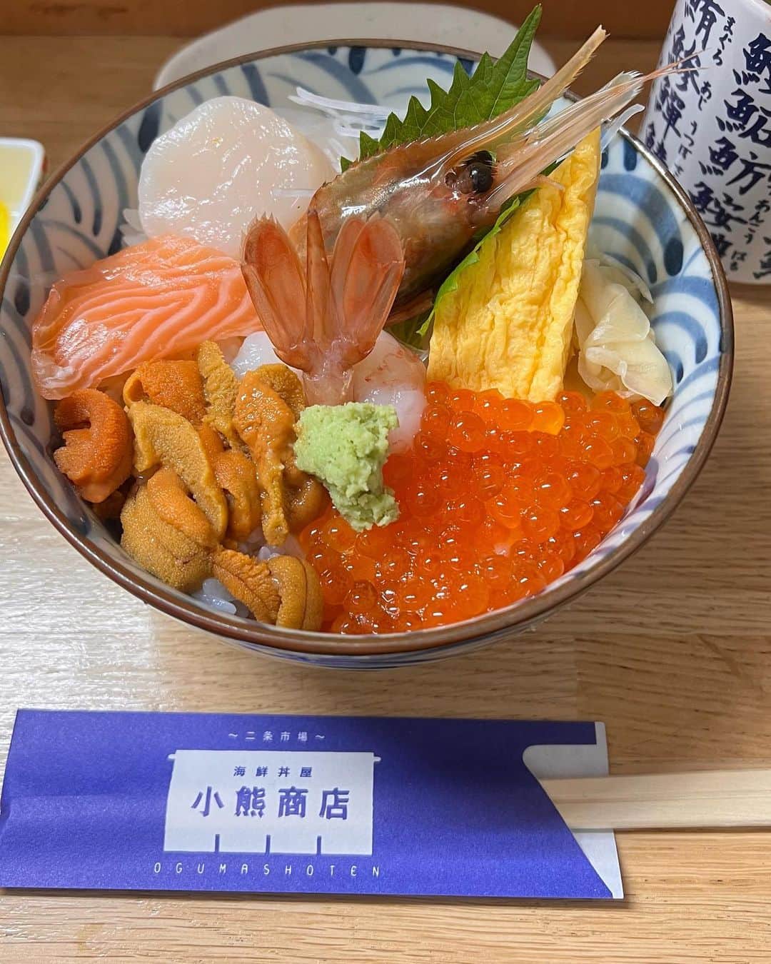 石井亜美さんのインスタグラム写真 - (石井亜美Instagram)「💜  「北海道でいつかこれを食べたい！」の 夢を隅から隅まで叶えた旅だった🤤  北海道に住んでいるあみ民さんからも沢山おすすめを教えて頂いたよ！ ありがとう⛄️未来でも活かすね！  1.  @saturdayschocolate でチョコとコーヒー。 2.千寿の味噌ラーメン。びっくりする程に美味しかった… 3.古民家カフェ「森彦 」のモーニング。よかた〜。 4.夜のすすきの！「さっぽろっこ」で乾杯🍺 5.北海道大学のソフトクリーム。ミルク濃厚すぎ。 6.素材が透き通っていた海鮮丼。あーもー食べたい。 7.人生初の札幌でのスープカレー！はイエロー！野菜ホク② 8.小樽「みかん」のラーメン。濃厚な味噌〜！ 9.だるまのジンギスカン。お肉もタレも最強であった…!! 10.六花亭札幌本店で、バターサンドアイスver.！幸！  全部載せきれていないのですが、 ストーリーズはハイライトに残してありますっ！  お店のピンもなるべく指したので ぜひそちらをご覧ください🥳🤍  #北海道 #北海道旅行 #札幌 #小樽 #北海道グルメ」11月3日 18時30分 - ami_ishii_