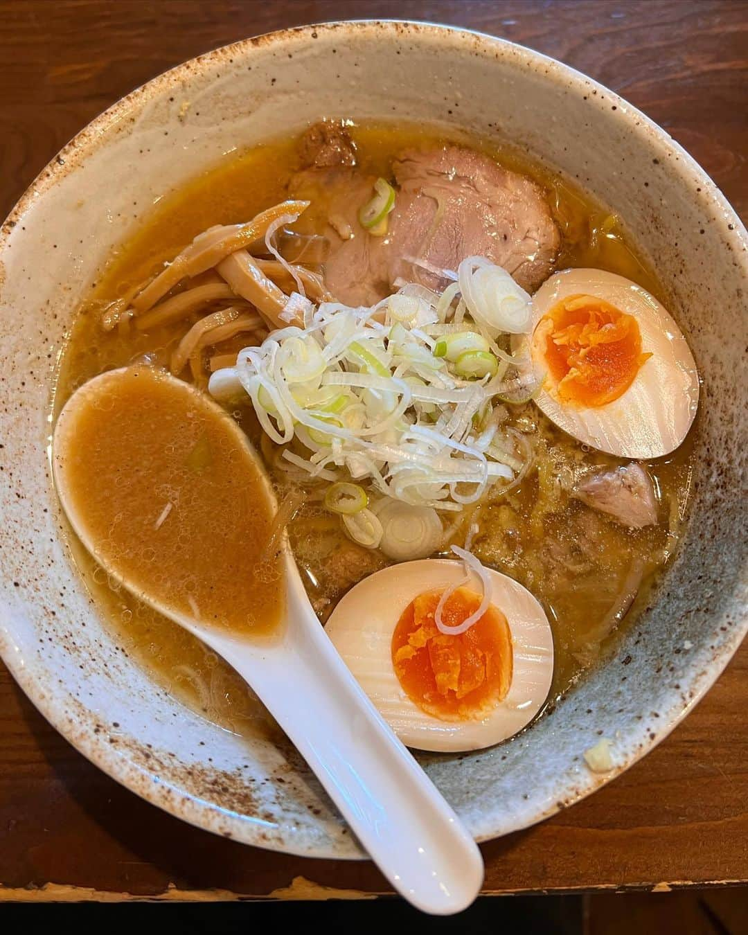 石井亜美さんのインスタグラム写真 - (石井亜美Instagram)「💜  「北海道でいつかこれを食べたい！」の 夢を隅から隅まで叶えた旅だった🤤  北海道に住んでいるあみ民さんからも沢山おすすめを教えて頂いたよ！ ありがとう⛄️未来でも活かすね！  1.  @saturdayschocolate でチョコとコーヒー。 2.千寿の味噌ラーメン。びっくりする程に美味しかった… 3.古民家カフェ「森彦 」のモーニング。よかた〜。 4.夜のすすきの！「さっぽろっこ」で乾杯🍺 5.北海道大学のソフトクリーム。ミルク濃厚すぎ。 6.素材が透き通っていた海鮮丼。あーもー食べたい。 7.人生初の札幌でのスープカレー！はイエロー！野菜ホク② 8.小樽「みかん」のラーメン。濃厚な味噌〜！ 9.だるまのジンギスカン。お肉もタレも最強であった…!! 10.六花亭札幌本店で、バターサンドアイスver.！幸！  全部載せきれていないのですが、 ストーリーズはハイライトに残してありますっ！  お店のピンもなるべく指したので ぜひそちらをご覧ください🥳🤍  #北海道 #北海道旅行 #札幌 #小樽 #北海道グルメ」11月3日 18時30分 - ami_ishii_