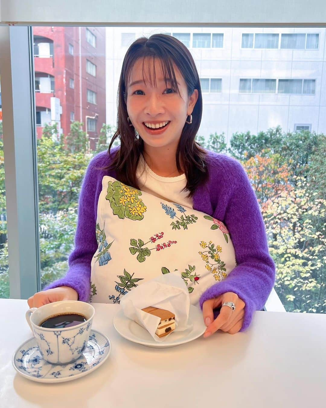 石井亜美さんのインスタグラム写真 - (石井亜美Instagram)「💜  「北海道でいつかこれを食べたい！」の 夢を隅から隅まで叶えた旅だった🤤  北海道に住んでいるあみ民さんからも沢山おすすめを教えて頂いたよ！ ありがとう⛄️未来でも活かすね！  1.  @saturdayschocolate でチョコとコーヒー。 2.千寿の味噌ラーメン。びっくりする程に美味しかった… 3.古民家カフェ「森彦 」のモーニング。よかた〜。 4.夜のすすきの！「さっぽろっこ」で乾杯🍺 5.北海道大学のソフトクリーム。ミルク濃厚すぎ。 6.素材が透き通っていた海鮮丼。あーもー食べたい。 7.人生初の札幌でのスープカレー！はイエロー！野菜ホク② 8.小樽「みかん」のラーメン。濃厚な味噌〜！ 9.だるまのジンギスカン。お肉もタレも最強であった…!! 10.六花亭札幌本店で、バターサンドアイスver.！幸！  全部載せきれていないのですが、 ストーリーズはハイライトに残してありますっ！  お店のピンもなるべく指したので ぜひそちらをご覧ください🥳🤍  #北海道 #北海道旅行 #札幌 #小樽 #北海道グルメ」11月3日 18時30分 - ami_ishii_