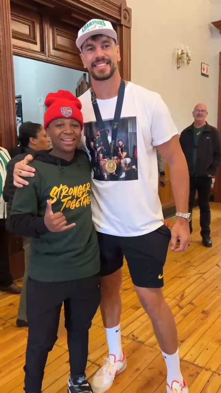 ラグビー南アフリカ代表のインスタグラム：「What a great moment! Siya Dlamini from Volksrust in Mpumalanga gets to meet #Elizabedi 🥹 #StrongerTogether @ebenetzebeth4」