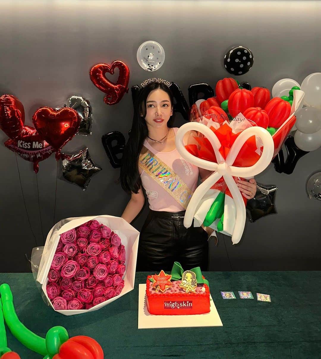 megbabyのインスタグラム：「本日41歳の誕生日を迎えました🌹  ちょうど1年前40歳を迎え 今の自分が1番好きと 胸を張って言えるようになったことも 1年が経ち今日を迎え 今の自分が1番好きと思えることも すべては友人や家族、MEGOODチームやみんなの愛のおかげです😭  いつもたくさんの愛をありがとうございます❤️  会社では愛の深さが強いMEGOODチームだから直前まで本当にみんな塩対応で不安になってたからサプライズにびっくり😂 さすがすぎる🤣💕💕✨  自分自身をごまかさず 心と向き合い、受け入れ 2度とやってこない この瞬間を大切に 自分自身を大切に 全てに感謝の気持ちを持ち また1年進んでまいりますので よろしくお願いします💪🏻❤️‍🔥😎  #mybirthday」