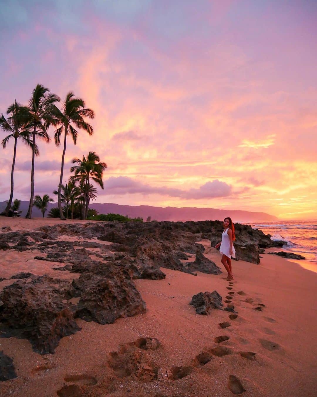 羽石杏奈さんのインスタグラム写真 - (羽石杏奈Instagram)「missing my second home a little extra.. 💭❤️ #hawaii   海外に行く人が本当に増えて 海外初心者さんにも、いろんな国へ訪れた人にも、 リゾートや自然を堪能したい人にも いや、もう誰にでも、やっぱりおすすめしたいハワイ。 太平洋にポツンと浮かぶハワイは、 地球上でも特別なパワーがある場所🌙  ハワイへ行く予定のある人、気になってる人、 @kkdayjp でオアフ島オールインクルーシブパスを販売してるって🌴💛 チェックしてみたらクルーズやヨガなどビーチでのアクティビティだけじゃなくて、 博物館やハイキングなど本当にオアフを堪能できる充実した内容👏 ハワイに行きたくなった〜〜〜🥺💓 ストーリーにリンクつけたので良かったらストーリーもチェックしてね✔︎♡  #kkday #kkday旅 #ハワイ旅行 #ハワイ #ホノルル」11月3日 18時24分 - hawaiianna913