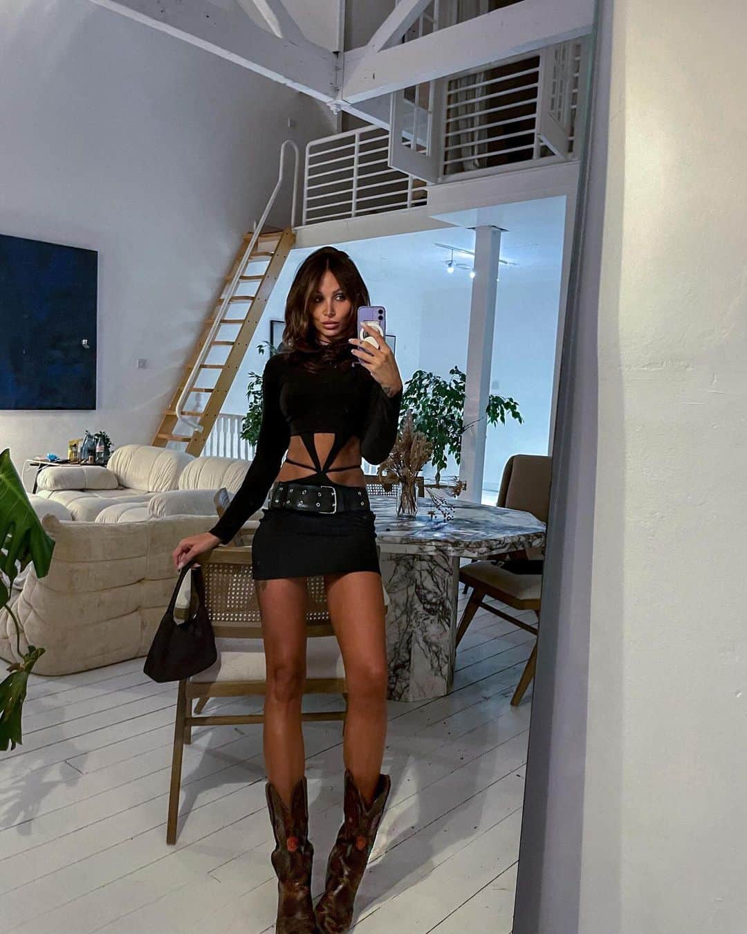 ルー・ティーズデールさんのインスタグラム写真 - (ルー・ティーズデールInstagram)「Naughty little black dress 𐦟 Add sleeves 𐦟 Add boofy blow dry 𐦟」11月3日 18時25分 - louteasdale