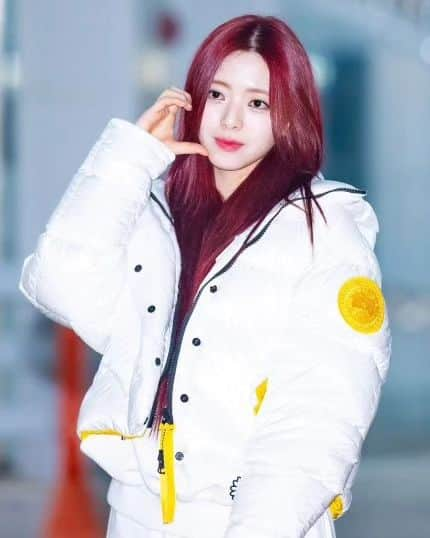 ユナのインスタグラム：「She rules!  #ITZY #있지 #YUNA #유나 #kpop」