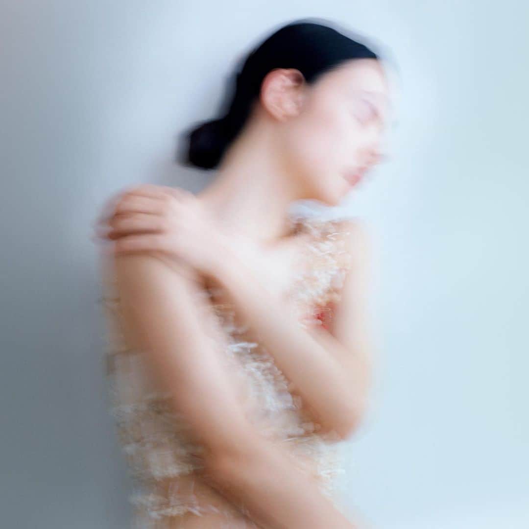 羊文学のインスタグラム：「12/06 Release full album『12 hugs (like butterflies)』 ジャケット写真、収録楽曲公開になりました！  ①通常盤　②初回生産限定盤（透明スリーブ仕様）  <Artwork credit> Creative Director : haru. (HUG) @hahaharu777 Creative Producer : Yurina Miya (HUG) @38uia Designer : Tetsuya Okiyama (H1310) @tetsuyaokiyama Photographer: Nico Perez @n_perez_ Retoucher: mari @yamanouae @m984_r Hair & Make-up : kika @kikamkn Costume Creator : KUO YUN HSUAN (Misty Fountain) @mistyfountain Stylist : Remi Kawasaki (TRON) @remi_kawasaki_ Stylist Assistant: Shota Kedashiro  ■CD収録曲（全12曲）　※初回、通常共通 1. Hug.m4a 2. more than words 3. Addiction 4. GO!!! 5. 永遠のブルー	 6. countdown 7. Flower 8. honestly 9. 深呼吸 10. 人魚 11. つづく 12. FOOL  ■Blu-ray「Live at FUJI ROCK FESTIVAL’21」 ※初回生産限定盤のみ収録  1.mother 2.人間だった 3.ロマンス 4.1999 5.砂漠のきみへ 6.ghost 7.powers 8.マヨイガ 9.夜を越えて 10.あいまいでいいよ 11.祈り  各ショップでは予約も受け付け中 アルバム予約リンク：https://fcls.lnk.to/lUTn3d」