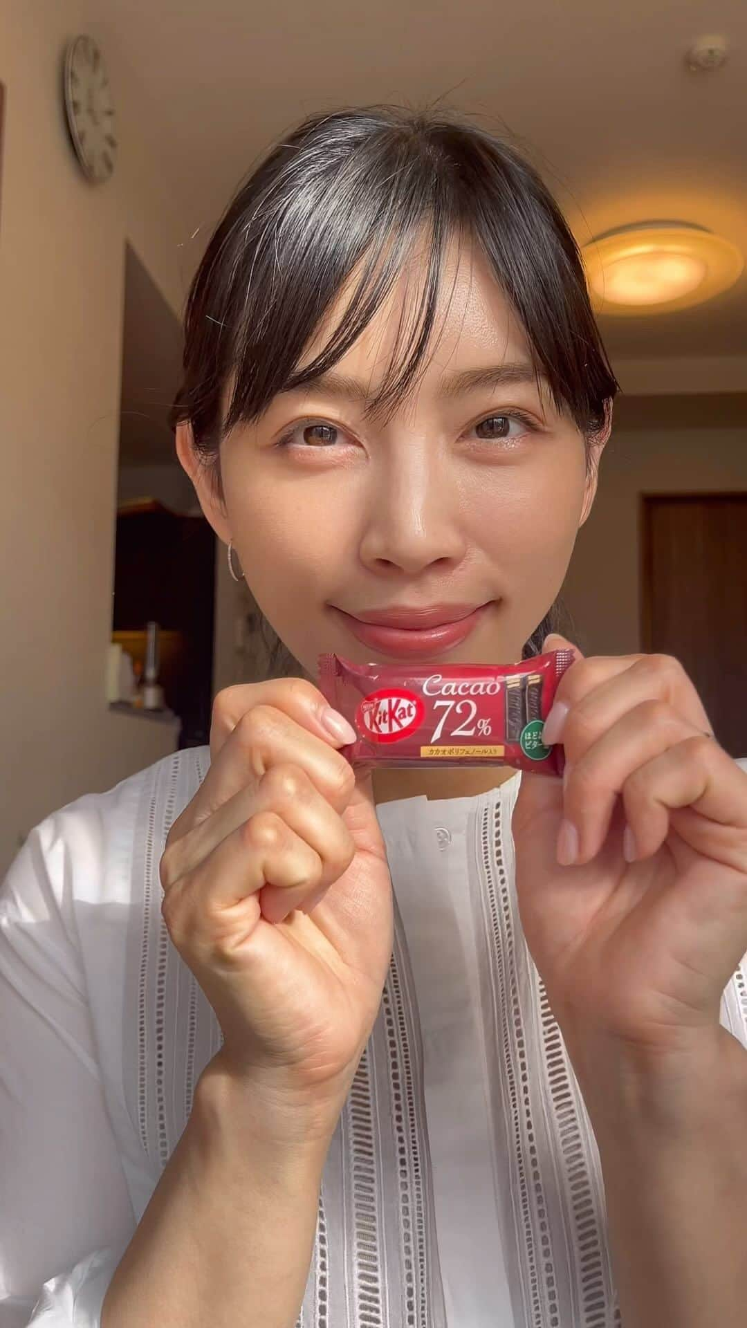 上野仁美のインスタグラム：「#PR #キットカット ⁡ 甘いものは正義✨ けど、やっぱり健康面も気になるから 健康を意識して美味しく食べられるチョコレート❤️ キットカット ミニ カカオ72%🍫  @kitkat_japan_official  ⁡ ⁡ カカオ72%って苦い印象だったけど、程よく甘さもあって、ウエハースのサクサク感もたまらない🥺 高カカオ・ポリフェノール入り。 こんなに美味しくて健康維持にも役立つなんて、ズルい💘 私も主人もすっかりハマってしまい、我が家の常備おやつに仲間入り🍫🍫🍫 ⁡ ⁡ ⁡ #カカオ72  #チョコレート #高カカオ #ポリフェノール #チョコレート好き」