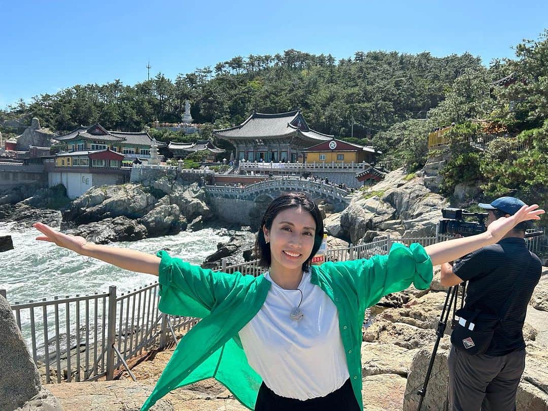 松川浩子さんのインスタグラム写真 - (松川浩子Instagram)「すみません、来週になりました。  来週土曜のグッジョブ👍は 韓国🇰🇷釜山特集です！  初めて行ったプサンでしたが びっくりするぐらい素敵な所でした。  美味しいものはもちろん 素敵なのどかな景色に 最先端の建物や 煌びやかな世界まで！  女子旅はもちろん、 1人でふらっとでも 家族連れでも満喫でき 早くまた行きたいと思ったくらい 魅力たっぷりの街でした。  関空から2時間弱で行けて ソウルよりリゾート感もある！ 気軽に旅行にいくのにオススメです。  是非土曜日朝7：00〜ご覧ください」11月3日 18時27分 - hiroko_matsukawambs