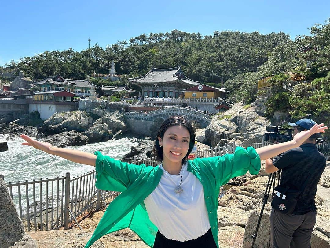 松川浩子のインスタグラム：「すみません、来週になりました。  来週土曜のグッジョブ👍は 韓国🇰🇷釜山特集です！  初めて行ったプサンでしたが びっくりするぐらい素敵な所でした。  美味しいものはもちろん 素敵なのどかな景色に 最先端の建物や 煌びやかな世界まで！  女子旅はもちろん、 1人でふらっとでも 家族連れでも満喫でき 早くまた行きたいと思ったくらい 魅力たっぷりの街でした。  関空から2時間弱で行けて ソウルよりリゾート感もある！ 気軽に旅行にいくのにオススメです。  是非土曜日朝7：00〜ご覧ください」