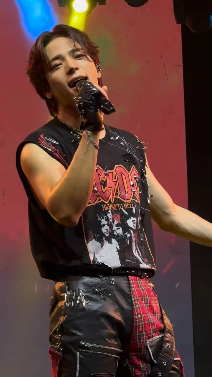 キム・ウジンのインスタグラム：「Let's drive away tonight, we'll be alright🚗❤️  #KIMWOOJIN #WOOJIN #DriveAway #TheMomentTourIndia」