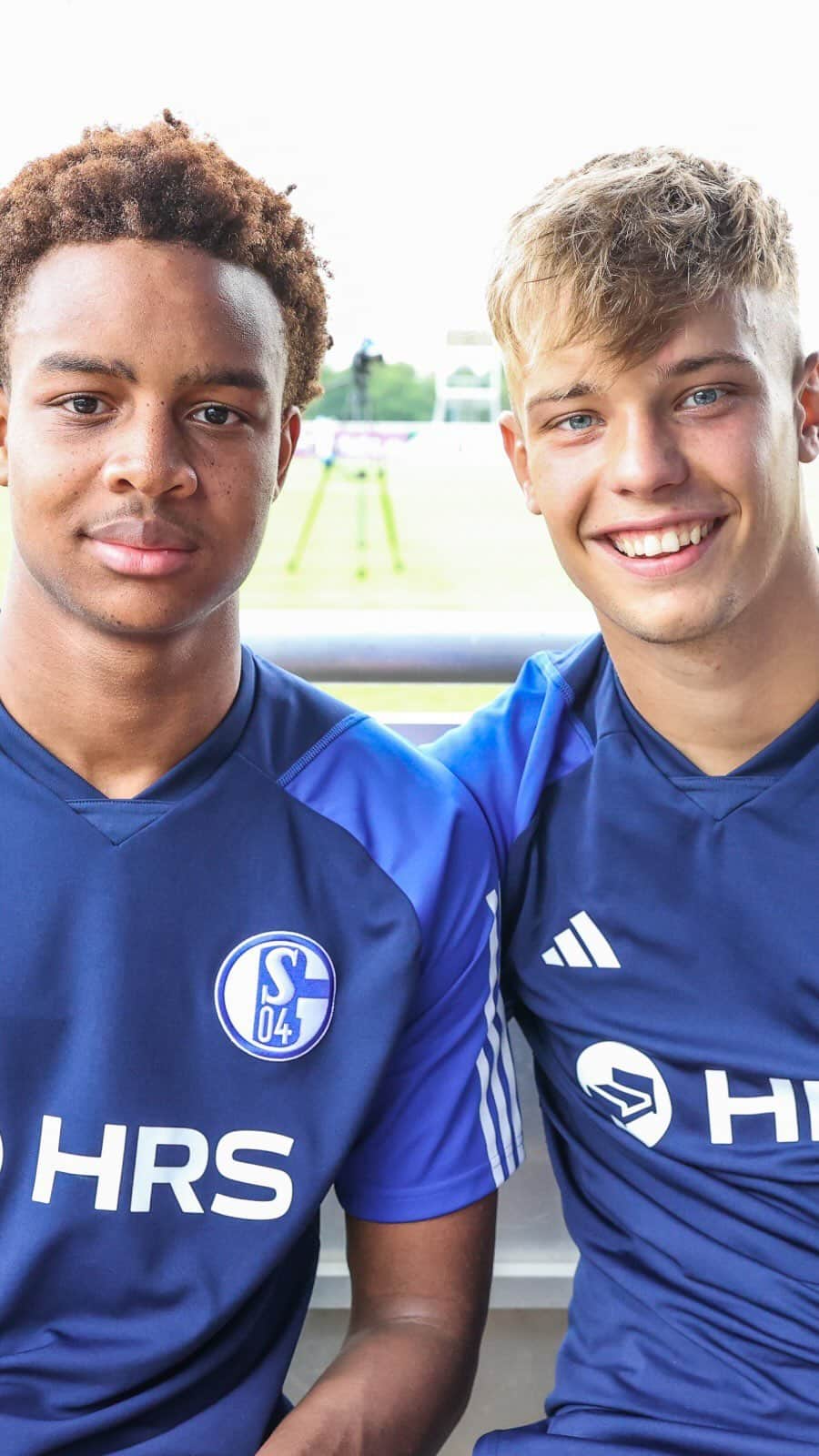 シャルケ04のインスタグラム：「Jetzt auf YouTube: @assan.odg & @keketopp im Fokus! Die ganze Mini-Doku findet ihr auf unserem YouTube-Channel 📺 . . 🔗 LINK IN BIO 🔗 . . #S04 #Schalke #Knappen #Königsblau」