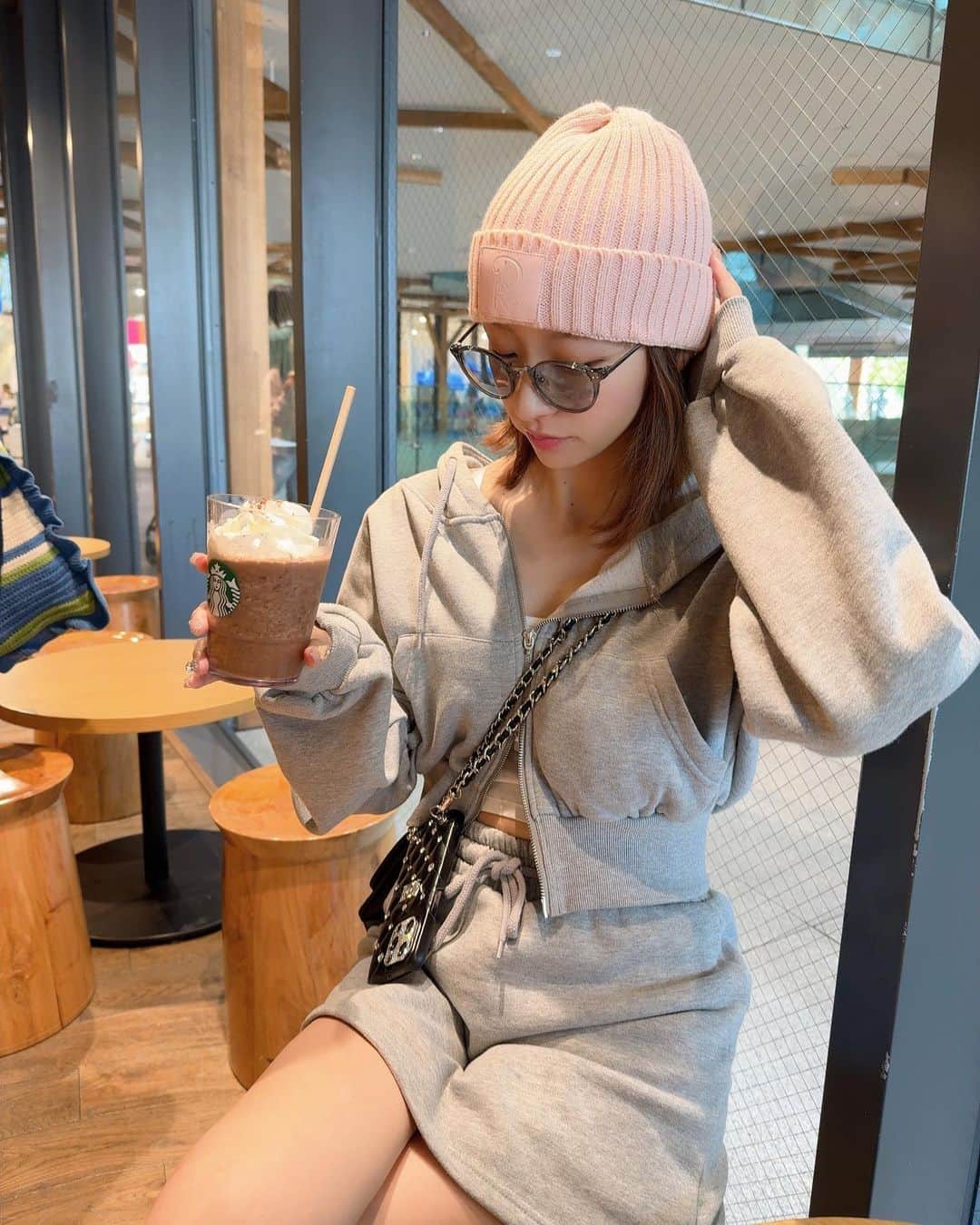 渡辺葉月のインスタグラム：「🎧🏳️‍⚧️  めずらしく朝活した日❤︎  セットアップは @grl_official  他は @darich_official だよ☁️  #darich #grl #grl購入品 #グレイル」