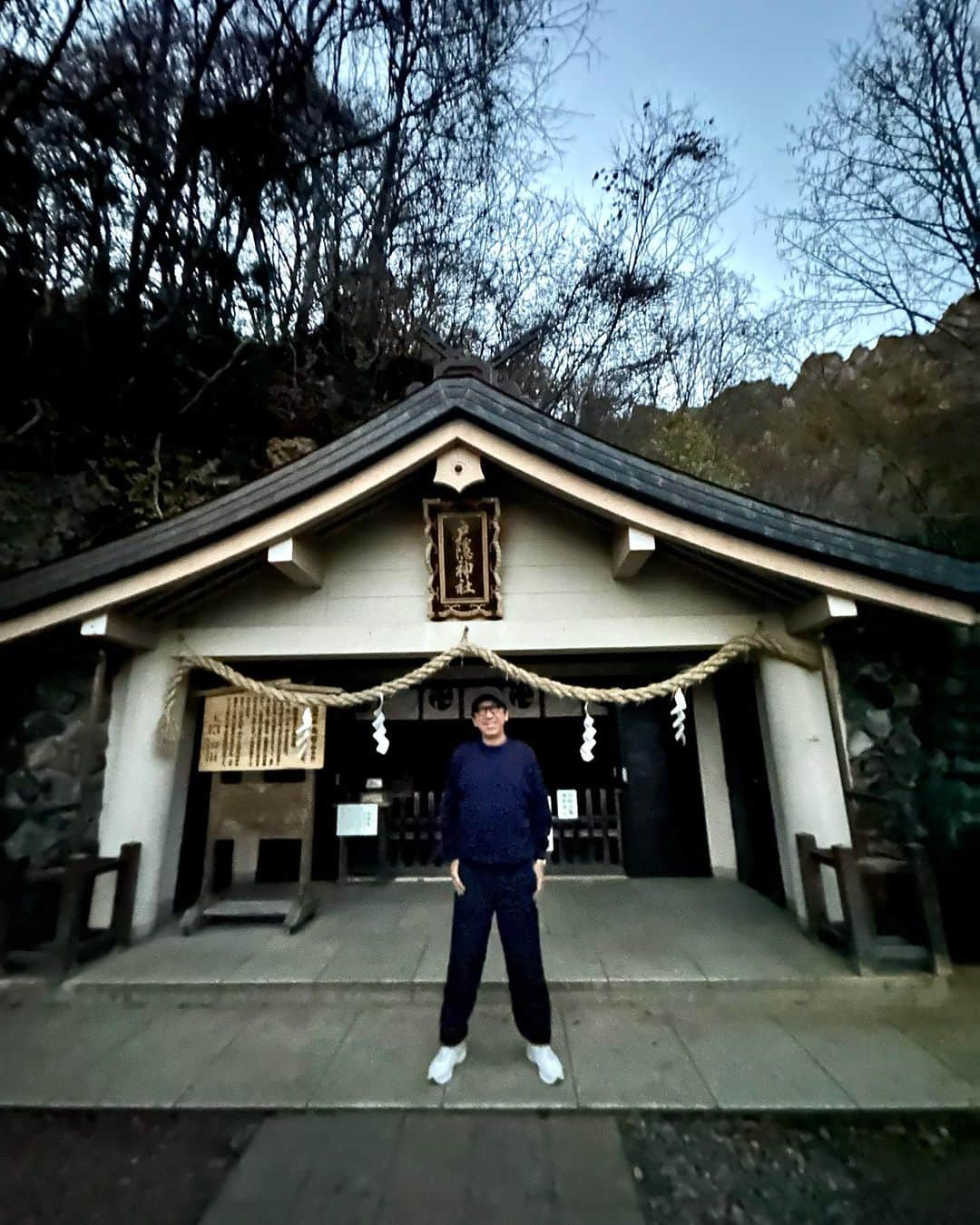 布袋寅泰さんのインスタグラム写真 - (布袋寅泰Instagram)「ホテ散歩@長野。戸隠神社の奥社へ。日の入近い紅葉の美しいバードラインを抜け奥社参道入り口へ。約2キロの参道途中には藁葺き屋根の随神門があり、その先は天然記念物に指定されている樹齢約400年超えの杉並木が続く。日本神話「天岩戸開き神話」ゆかりの神々を祀ったパワースポット。物凄いエネルギー。凄かった。芸能の神様が祀られてると言われる火之御子社に健康祈願のお参りをし目を開けた瞬間、ふと天に心が通じた感覚を得る。来てよかった。しかし、これはもう「散歩」とは呼ばんだろう（笑）陽の落ちた参道を歩きながら胸が踊る自分につぶやく。巡礼か。 #布袋寅泰 #ホテ散歩 #戸隠神社 #巡礼か」11月3日 18時38分 - hotei_official