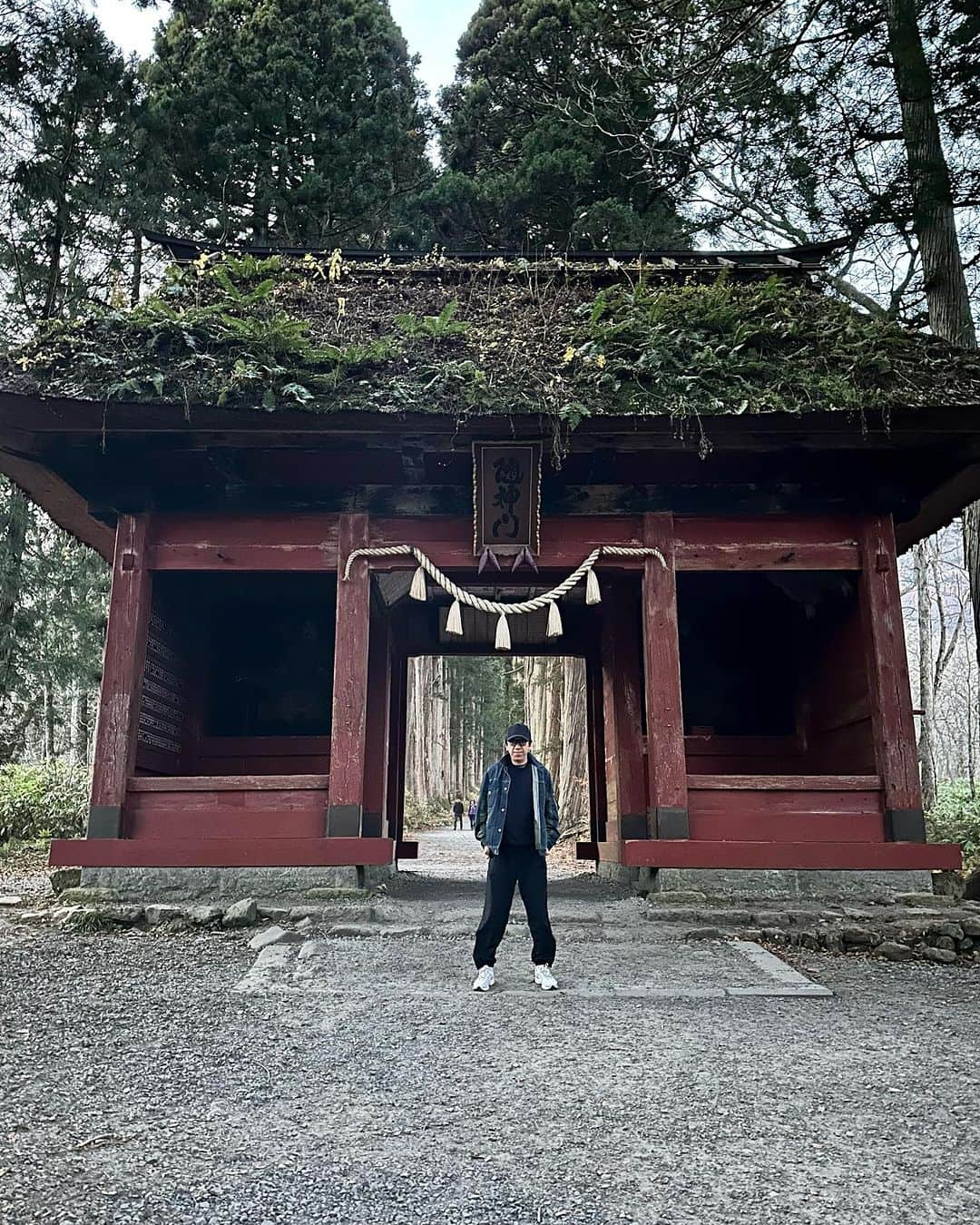 布袋寅泰さんのインスタグラム写真 - (布袋寅泰Instagram)「ホテ散歩@長野。戸隠神社の奥社へ。日の入近い紅葉の美しいバードラインを抜け奥社参道入り口へ。約2キロの参道途中には藁葺き屋根の随神門があり、その先は天然記念物に指定されている樹齢約400年超えの杉並木が続く。日本神話「天岩戸開き神話」ゆかりの神々を祀ったパワースポット。物凄いエネルギー。凄かった。芸能の神様が祀られてると言われる火之御子社に健康祈願のお参りをし目を開けた瞬間、ふと天に心が通じた感覚を得る。来てよかった。しかし、これはもう「散歩」とは呼ばんだろう（笑）陽の落ちた参道を歩きながら胸が踊る自分につぶやく。巡礼か。 #布袋寅泰 #ホテ散歩 #戸隠神社 #巡礼か」11月3日 18時38分 - hotei_official