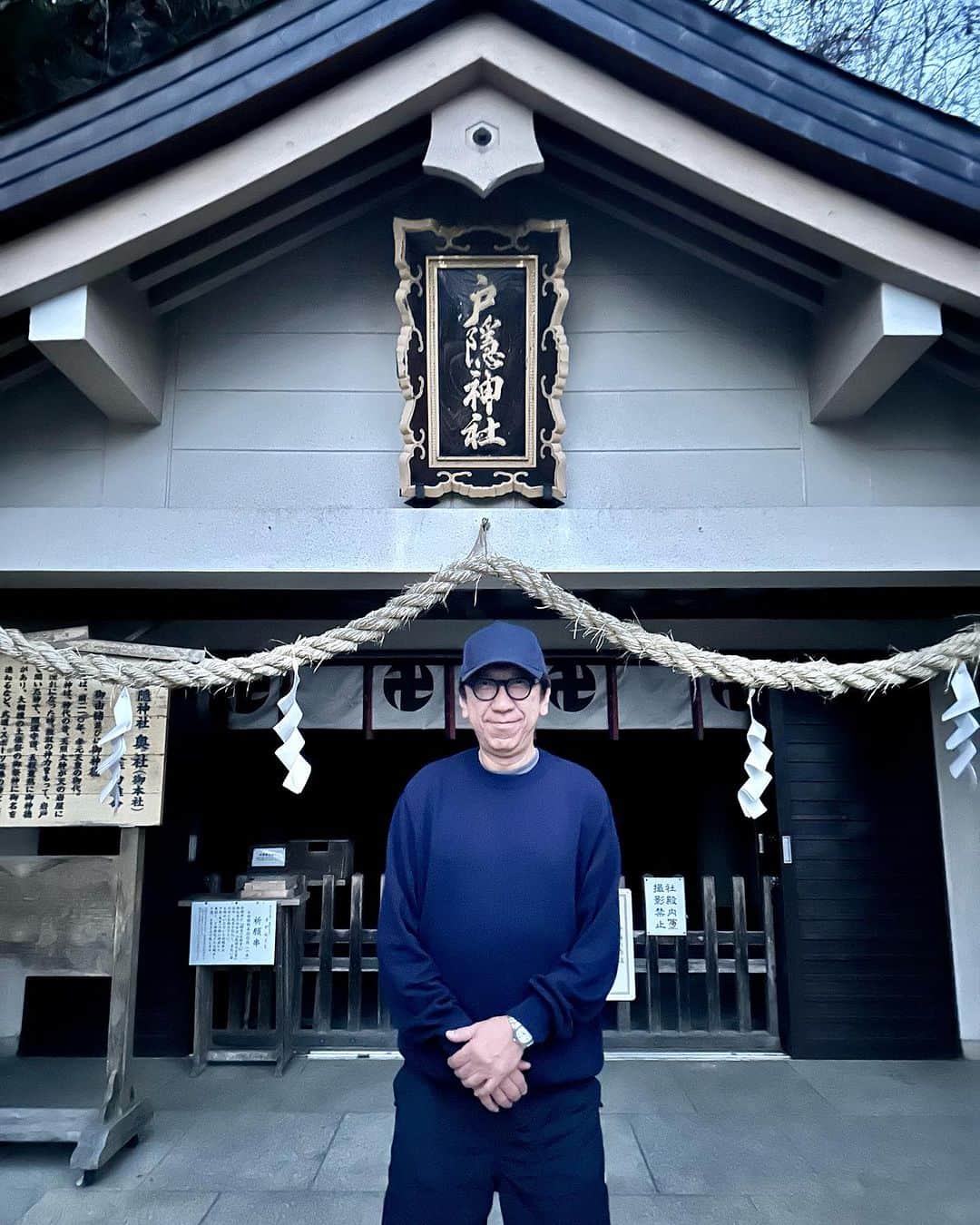布袋寅泰のインスタグラム：「ホテ散歩@長野。戸隠神社の奥社へ。日の入近い紅葉の美しいバードラインを抜け奥社参道入り口へ。約2キロの参道途中には藁葺き屋根の随神門があり、その先は天然記念物に指定されている樹齢約400年超えの杉並木が続く。日本神話「天岩戸開き神話」ゆかりの神々を祀ったパワースポット。物凄いエネルギー。凄かった。芸能の神様が祀られてると言われる火之御子社に健康祈願のお参りをし目を開けた瞬間、ふと天に心が通じた感覚を得る。来てよかった。しかし、これはもう「散歩」とは呼ばんだろう（笑）陽の落ちた参道を歩きながら胸が踊る自分につぶやく。巡礼か。 #布袋寅泰 #ホテ散歩 #戸隠神社 #巡礼か」