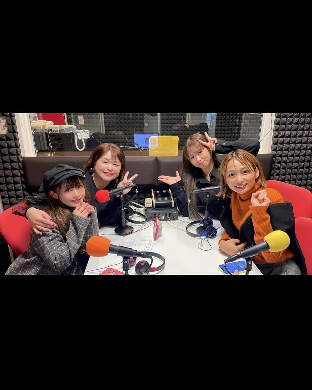 紗々木りんさんのインスタグラム写真 - (紗々木りんInstagram)「🐰🎧🎤  ラジオ初体験させてもらったよ🩶  ままこすがナビゲーターのラジオ ‎𓊆出逢ったアナタをHappyに❣️𓊇  先日のMUSICfes(花火大会) 𝗞𝗢𝗦𝗠𝗜𝗖 の 受付メンバーで25分間のトーク🩵🩵🩵 たのしすぎてあっという間でした！  聞いてくださったみなさん、 ありがとうございます🥹🫶🏻🩵  始まる2分前くらいがピークに緊張してて YouTubeみても緊張感伝わってくるね笑  スタジオにカフェが併設されていて スタジオ真横で観覧できる すてきすぎる空間だったよ🥹🩵 場所も大名の西通り少し曲がったところだし 行きやすいよ૮( ⸍ɞ̴̶̷ ·̫ ɞ̴̶̷⸌ )ა  ままこす、TOMOMIちゃん、えりっちゃん お疲れ様でした🩵ありがとうございます！！  コミュニティラジオ天神さんの公式YouTubeで 同時生配信してたので YouTubeのアーカイブからいつでも見れるよ🥹🩵  ×××  #コミュニティラジオ天神 #コミてんラジオ天神  #コミてん福岡 #ラジオ #リスラジ #ライバー」11月3日 18時31分 - rinn_sh_