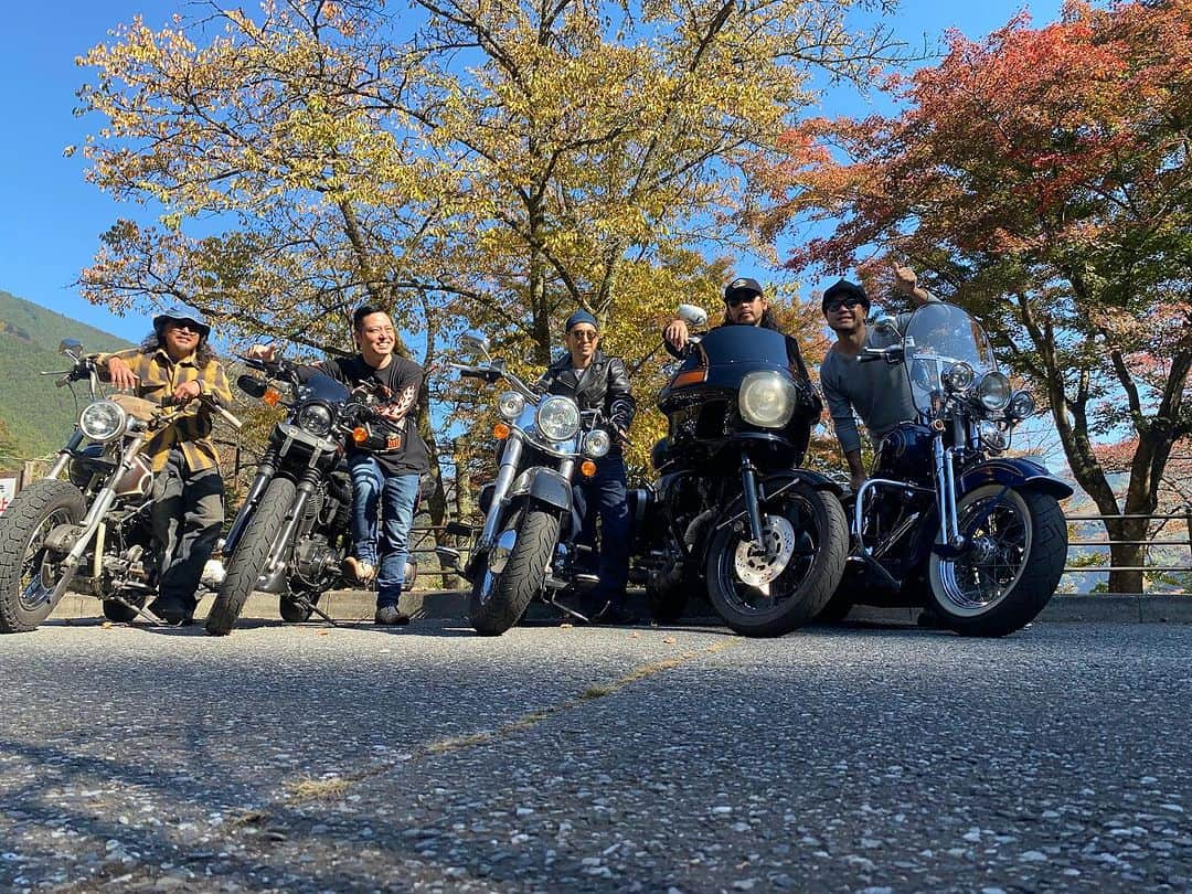 亘健太郎のインスタグラム：「紅葉ツーリング最高だったぜっ‼︎ #俺だってハーレー乗り  #harleydavidson  #ハーレダビッドソン #flstn  #ソフテイルデラックス #watarimotorcycleclub #ワタリモーターサイクルクラブ #channelwatari #アメカジボーイズ  #amecajiboys  #アメカジ  #アメカジ散策  #byボーイズ長  #気になるアイテムあります？ #電気工事士芸人 #建築系バイト芸人」