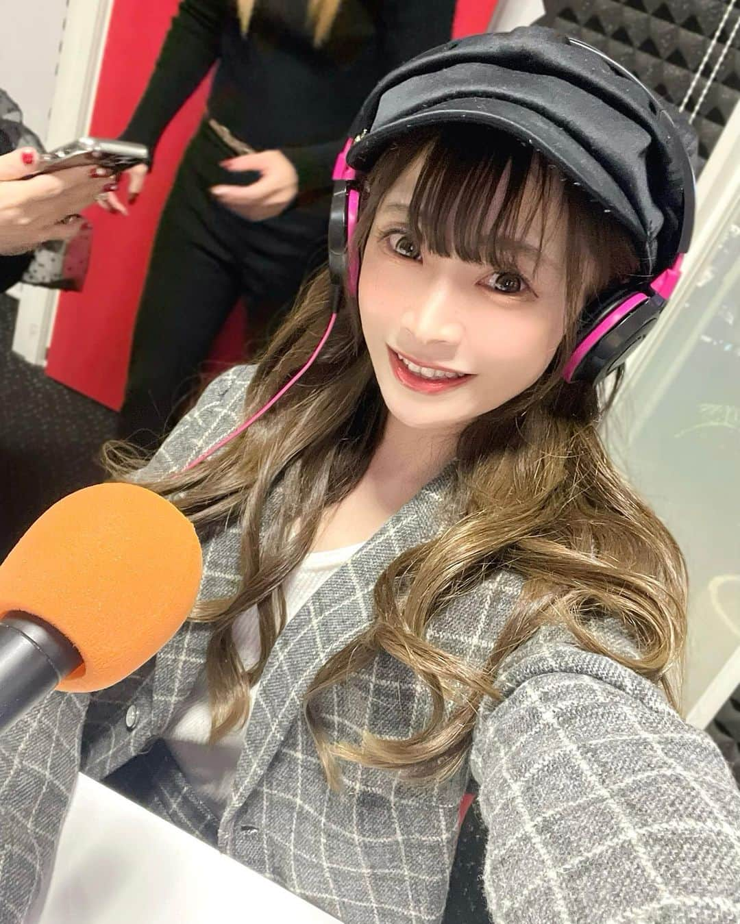 紗々木りんのインスタグラム：「🐰🎧🎤  ラジオ初体験させてもらったよ🩶  ままこすがナビゲーターのラジオ ‎𓊆出逢ったアナタをHappyに❣️𓊇  先日のMUSICfes(花火大会) 𝗞𝗢𝗦𝗠𝗜𝗖 の 受付メンバーで25分間のトーク🩵🩵🩵 たのしすぎてあっという間でした！  聞いてくださったみなさん、 ありがとうございます🥹🫶🏻🩵  始まる2分前くらいがピークに緊張してて YouTubeみても緊張感伝わってくるね笑  スタジオにカフェが併設されていて スタジオ真横で観覧できる すてきすぎる空間だったよ🥹🩵 場所も大名の西通り少し曲がったところだし 行きやすいよ૮( ⸍ɞ̴̶̷ ·̫ ɞ̴̶̷⸌ )ა  ままこす、TOMOMIちゃん、えりっちゃん お疲れ様でした🩵ありがとうございます！！  コミュニティラジオ天神さんの公式YouTubeで 同時生配信してたので YouTubeのアーカイブからいつでも見れるよ🥹🩵  ×××  #コミュニティラジオ天神 #コミてんラジオ天神  #コミてん福岡 #ラジオ #リスラジ #ライバー」